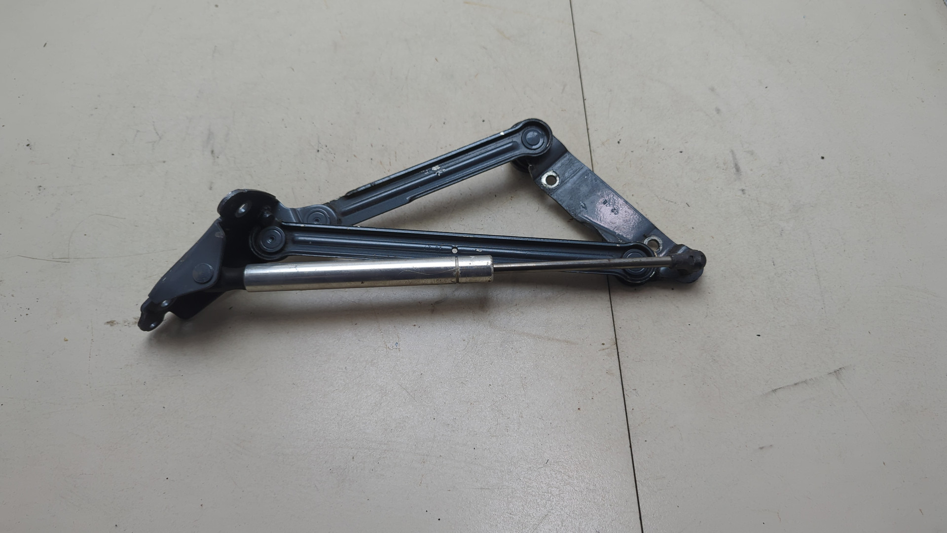 Петля крышки багажника