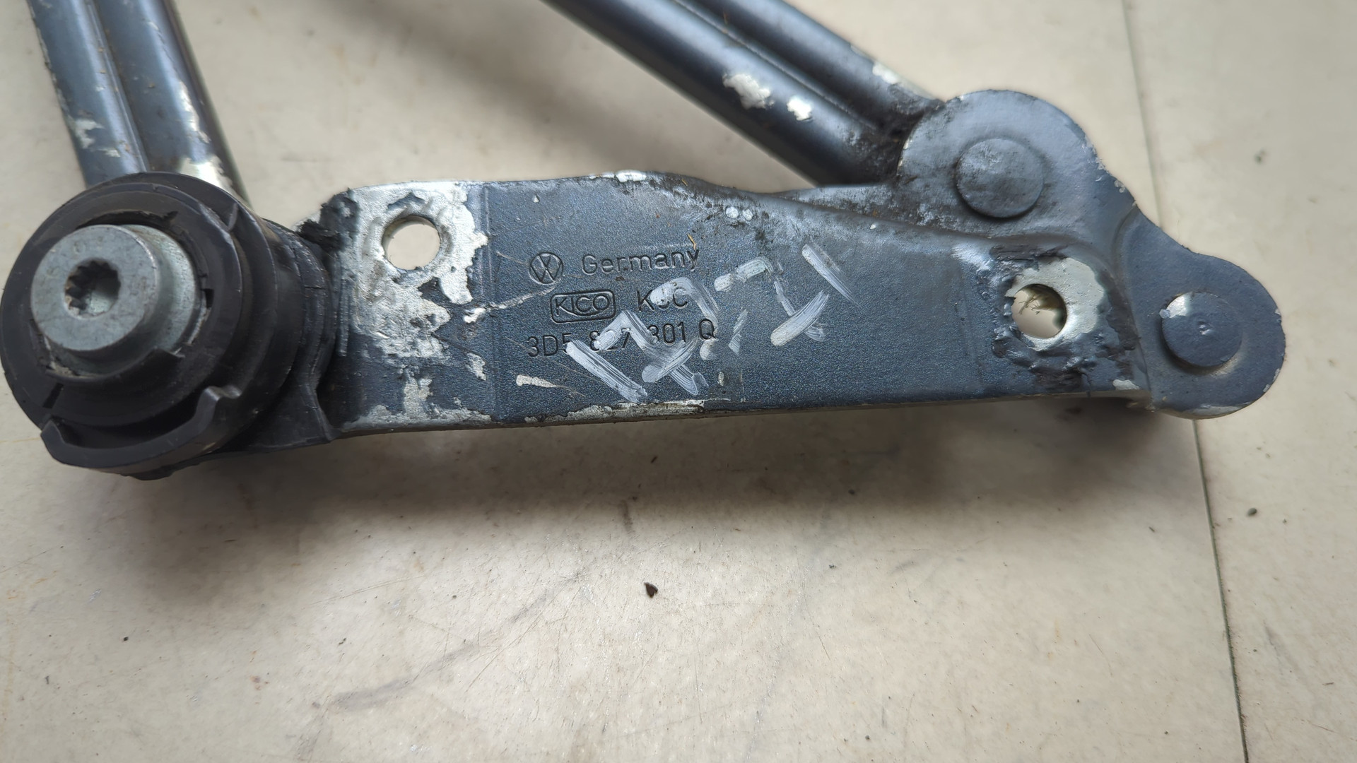 Петля крышки багажника