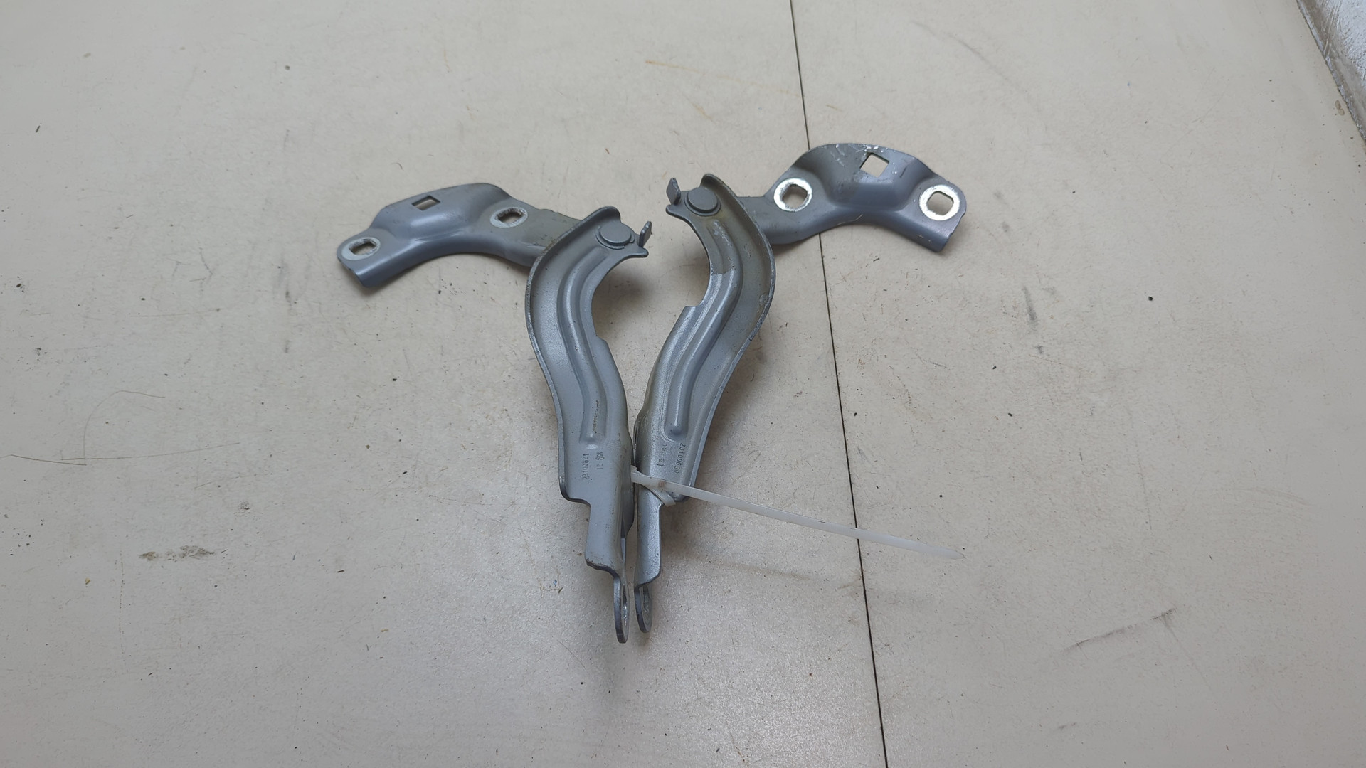 Петля капота