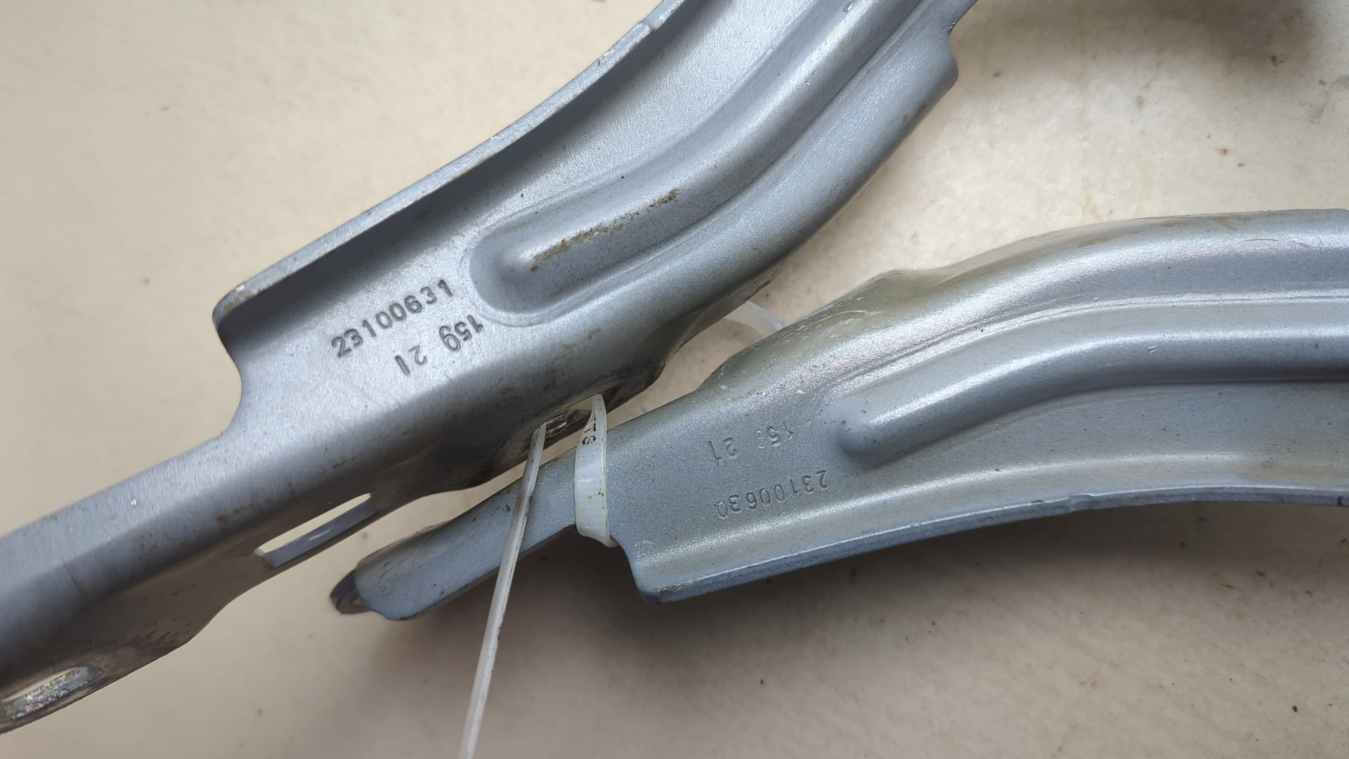 Петля капота