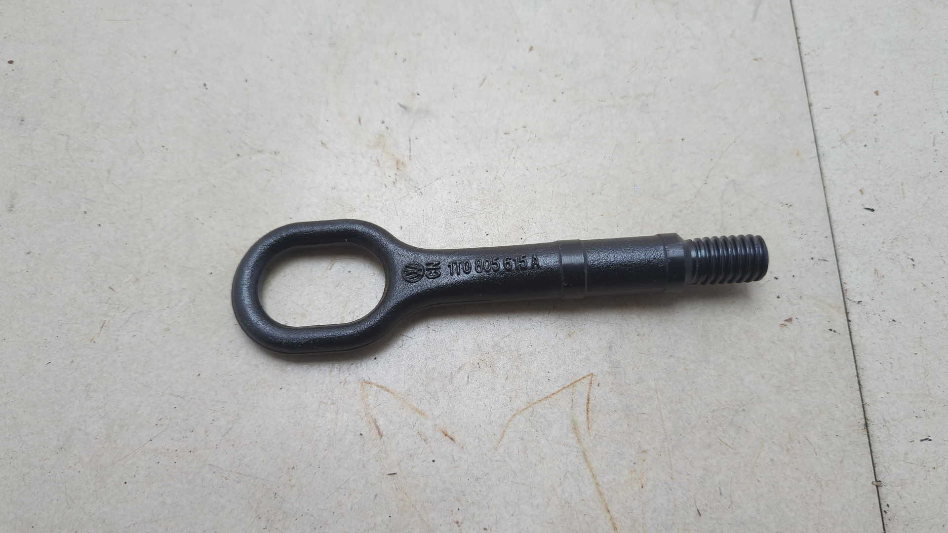 Крюк буксировочный