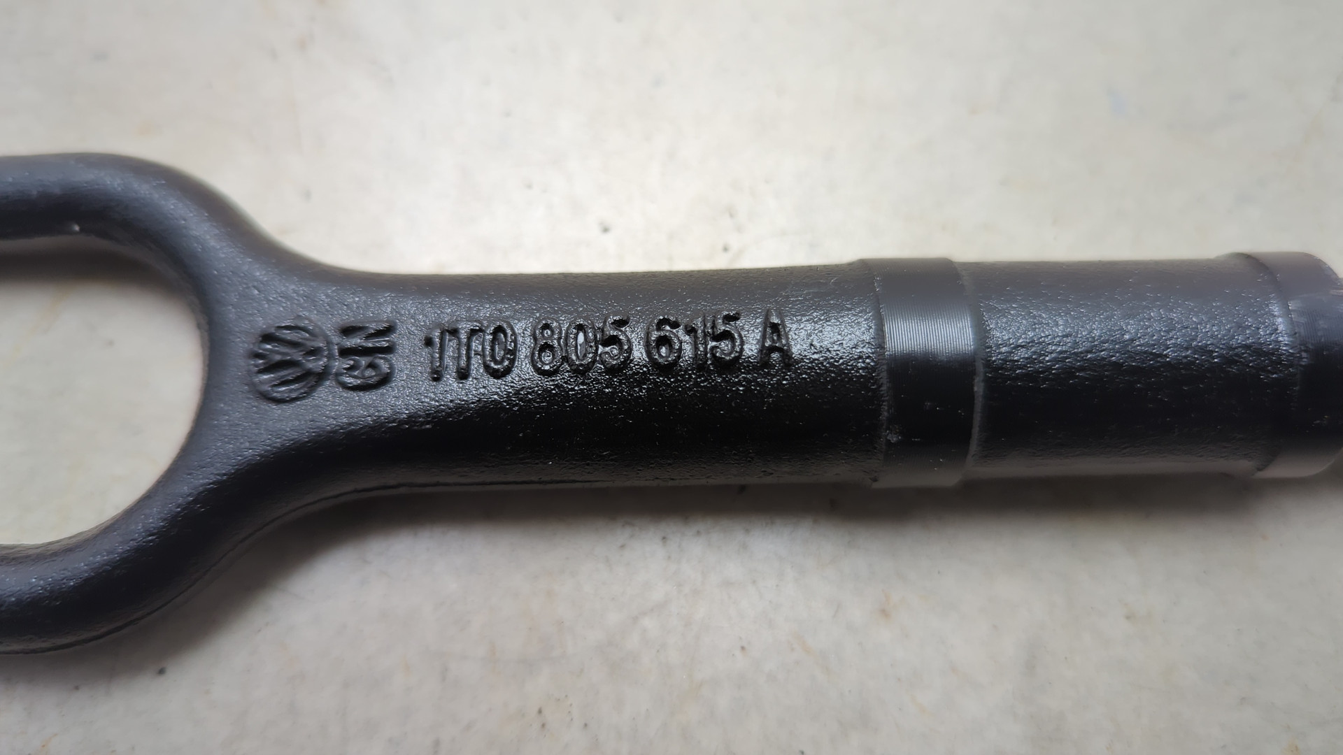 Крюк буксировочный