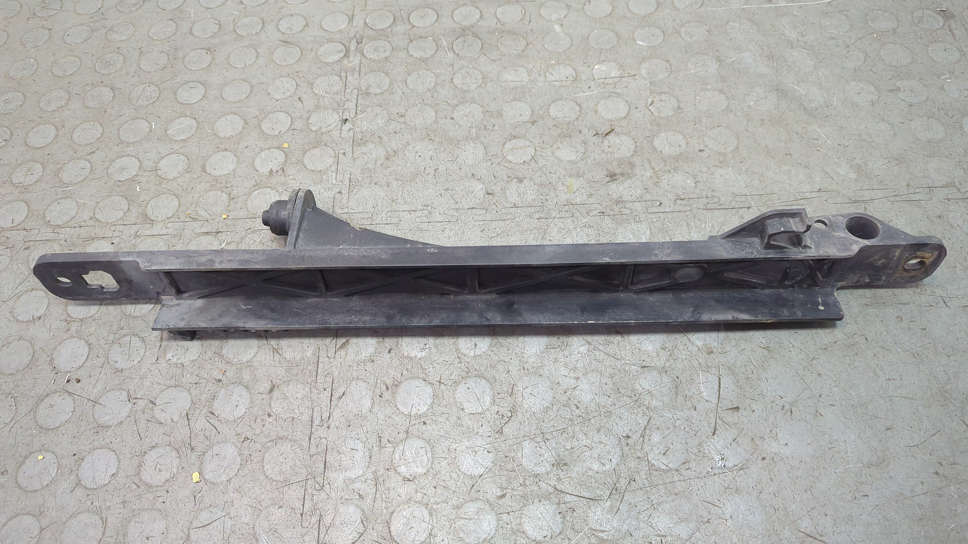 Воздуховод радиатора левый