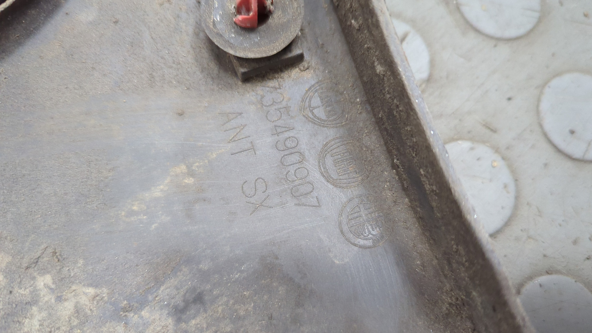 Накладка переднего крыла левого