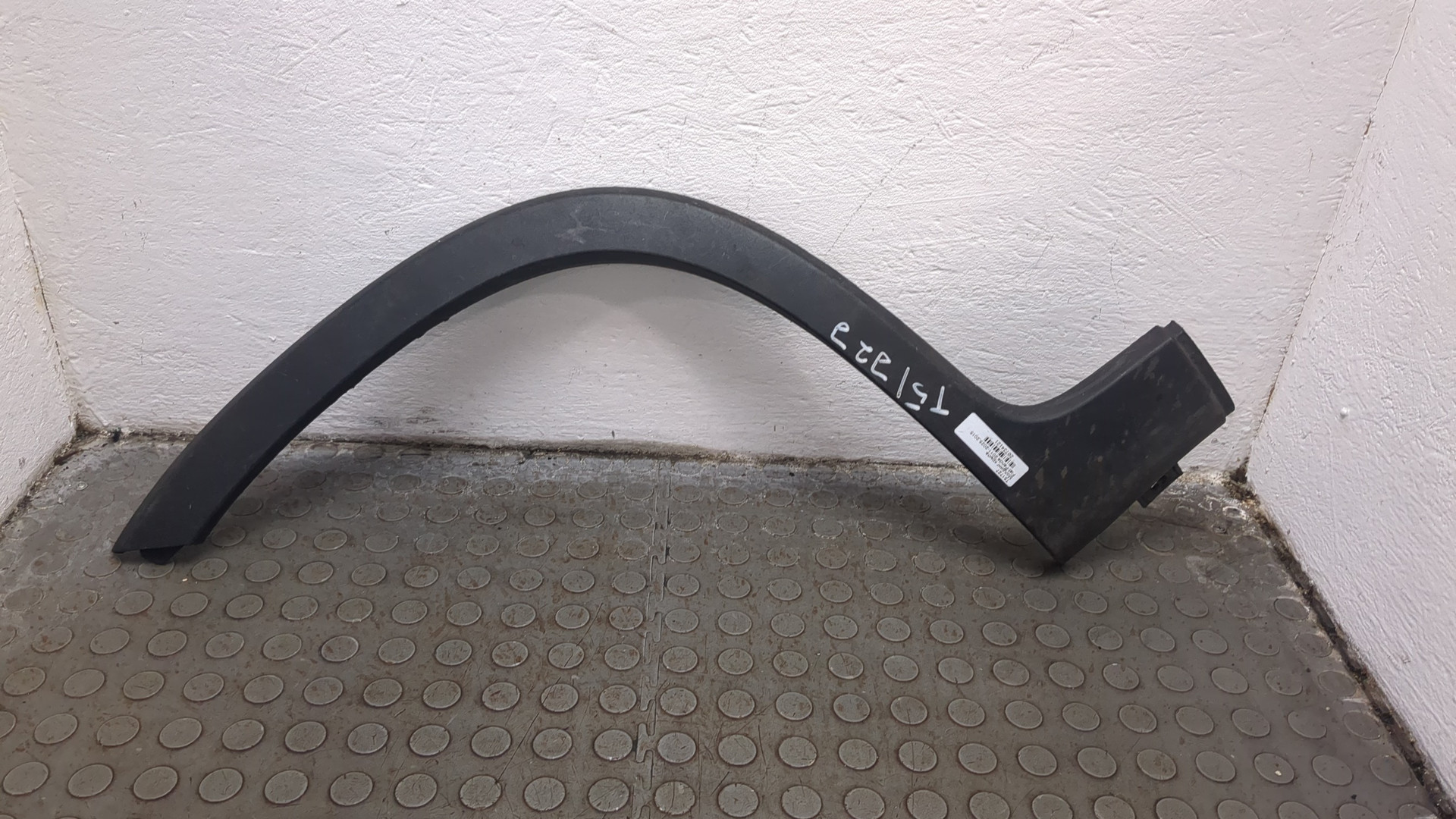 Накладка переднего крыла левого