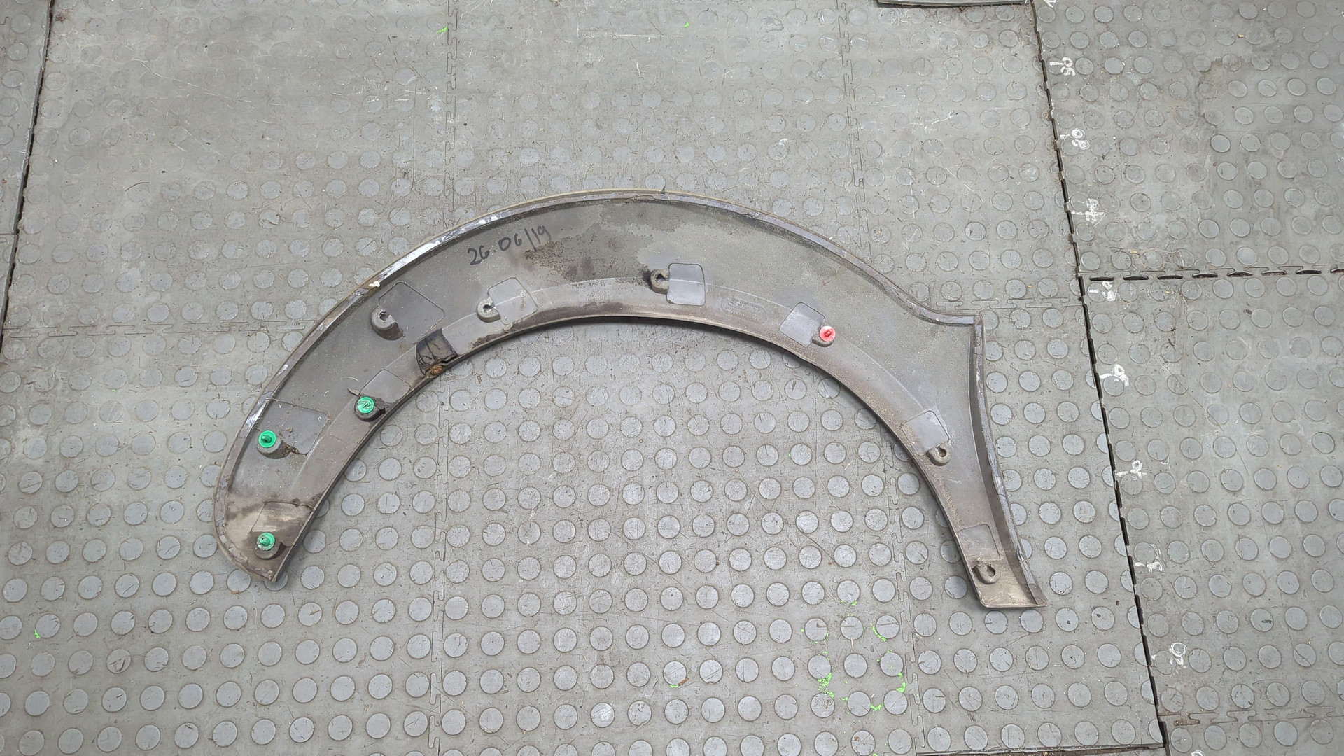 Накладка переднего крыла правого