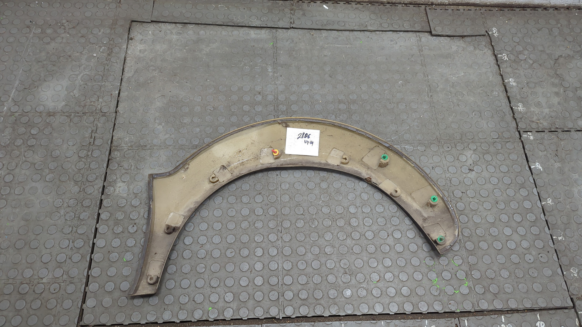 Накладка переднего крыла левого