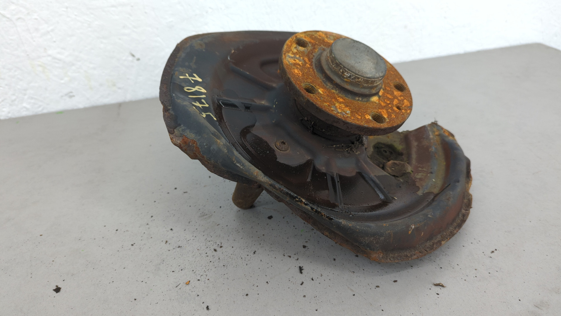 Кулак поворотный задний левый