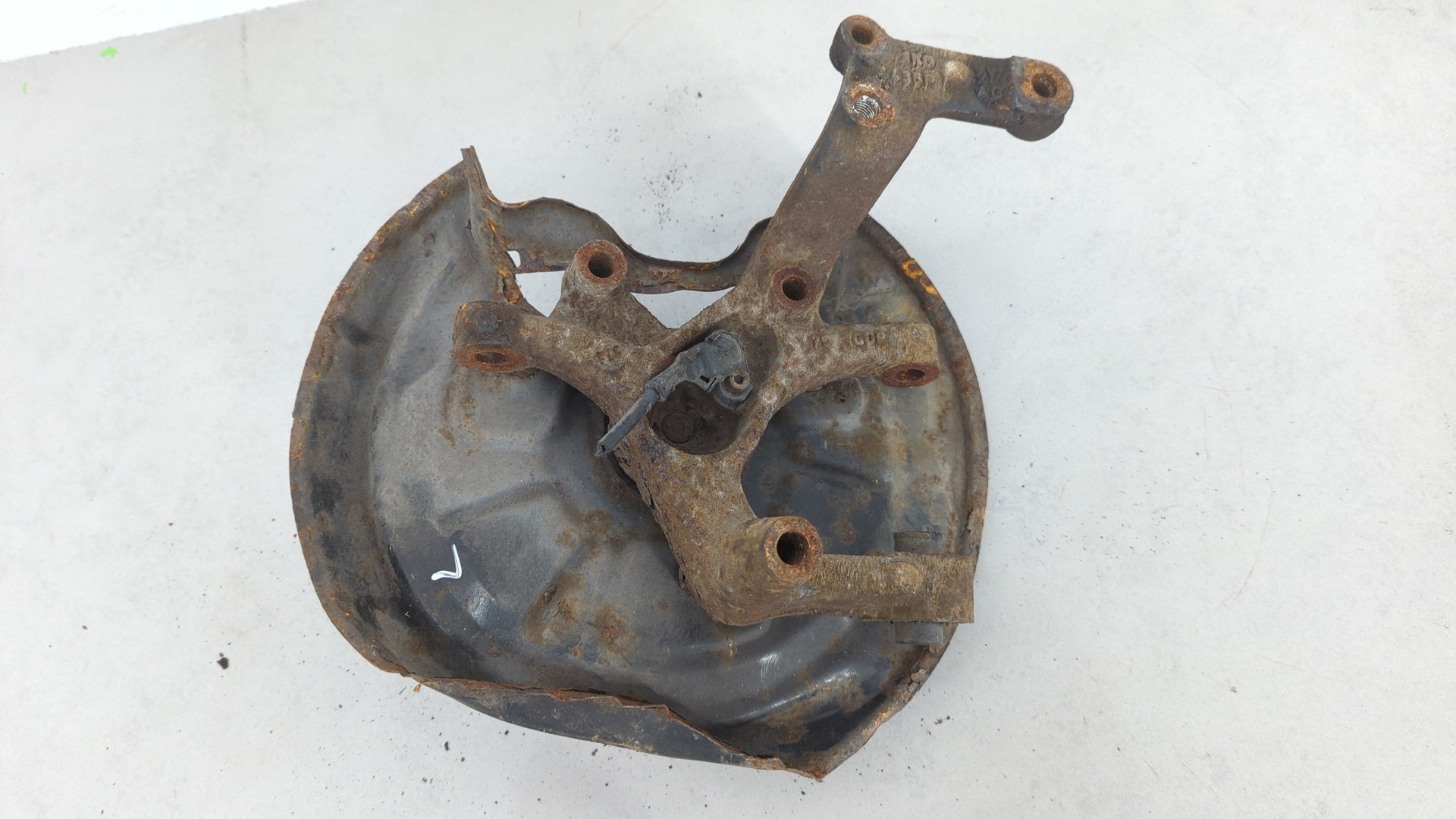 Кулак поворотный задний левый