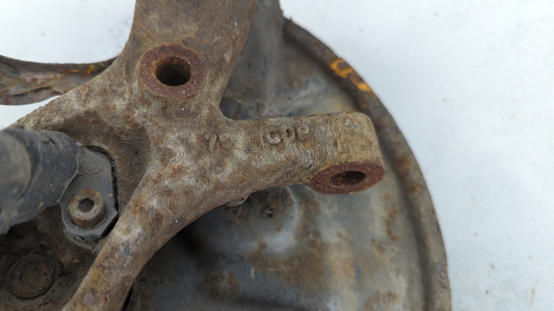 Кулак поворотный задний левый