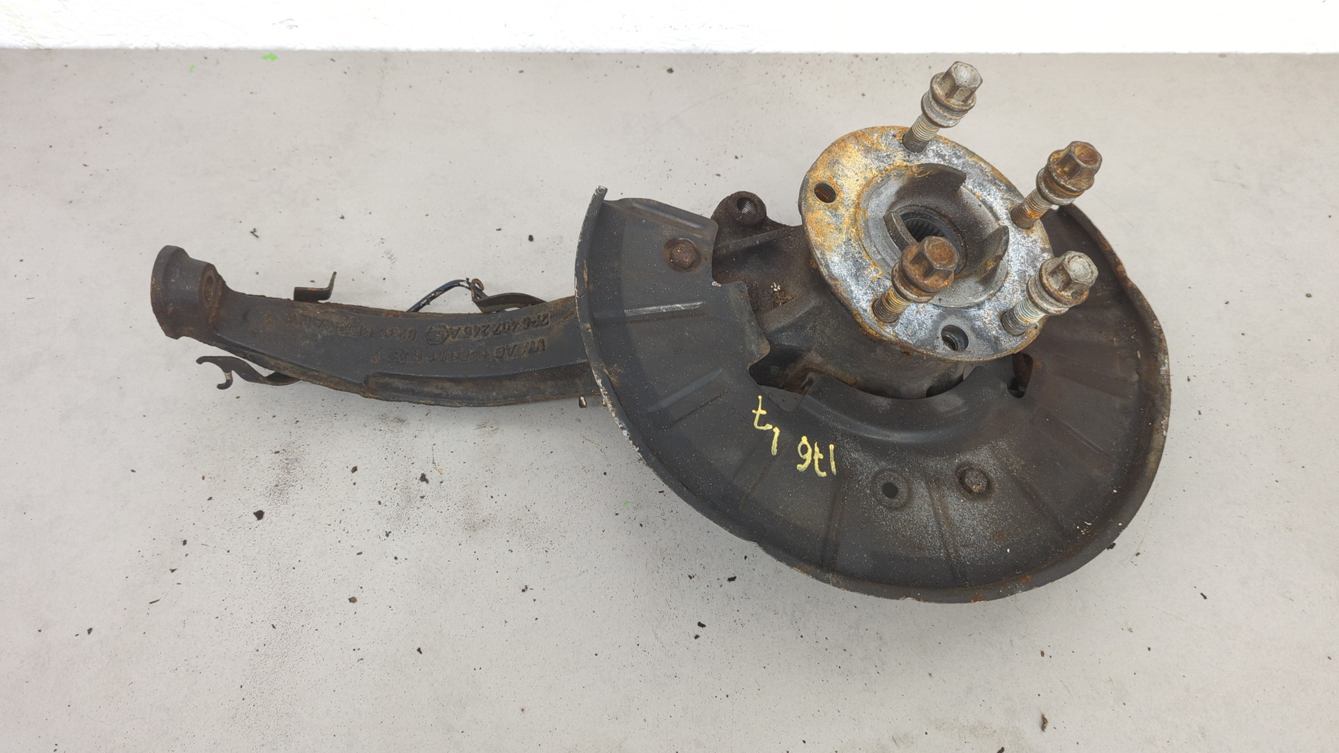 Кулак поворотный передний правый