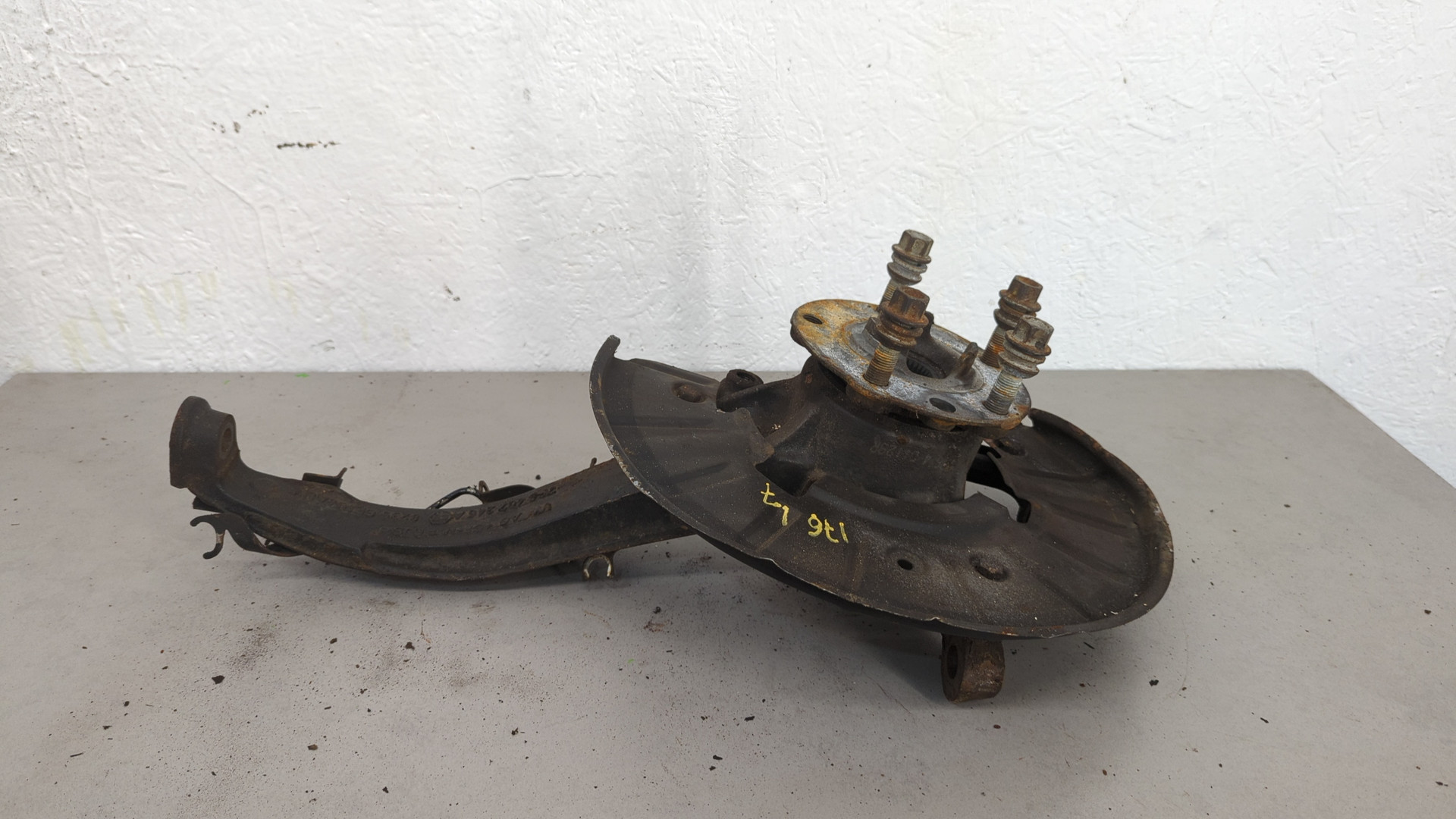 Кулак поворотный передний правый