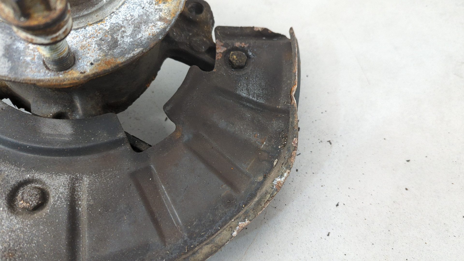 Кулак поворотный передний правый