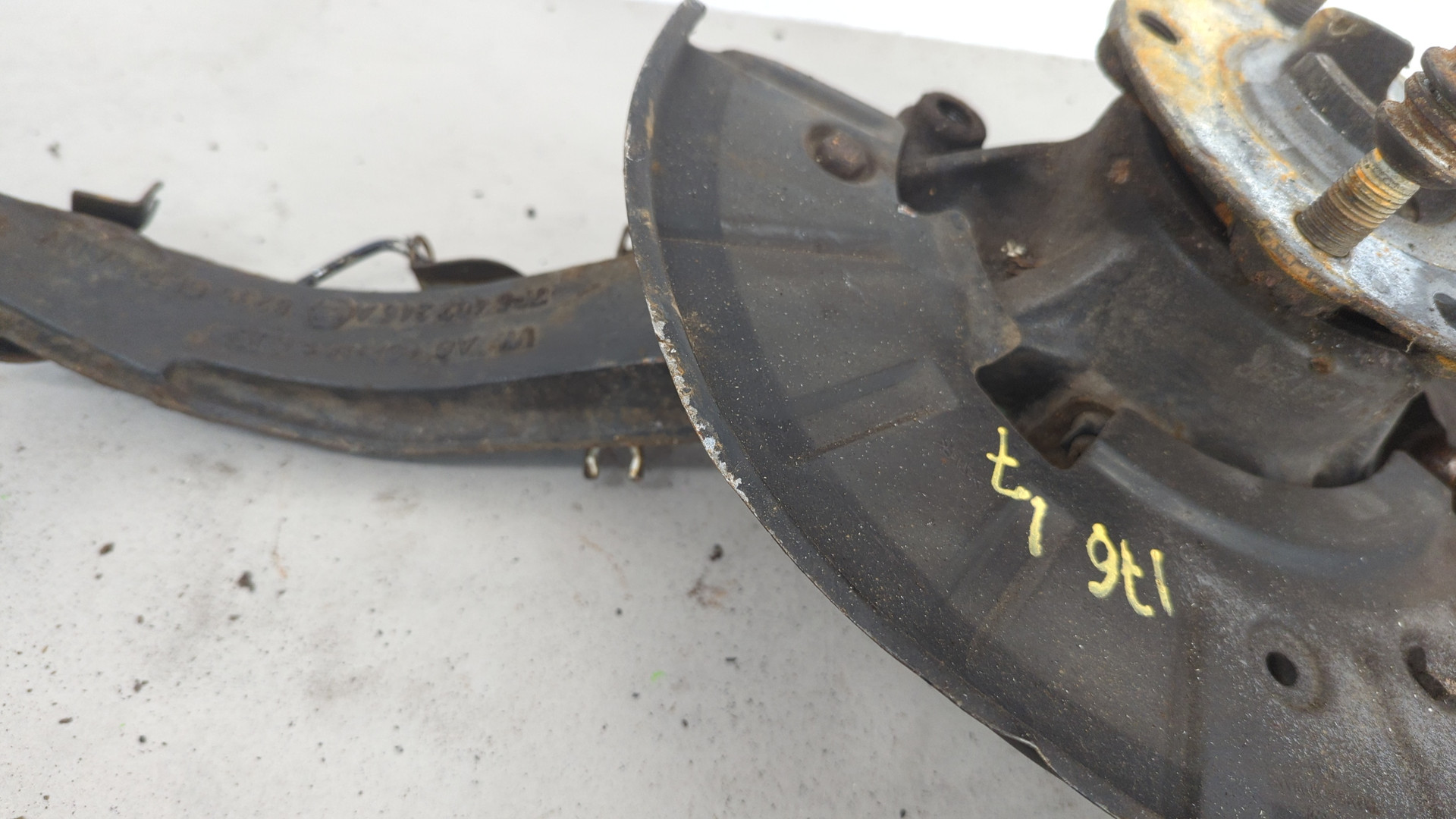 Кулак поворотный передний правый