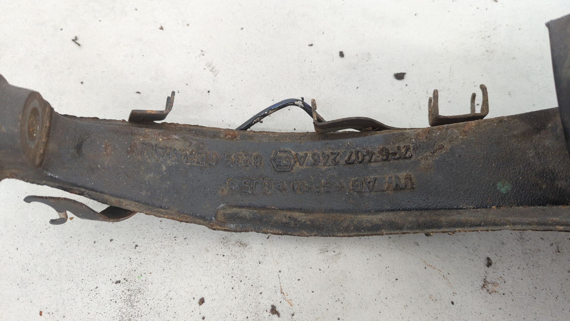 Кулак поворотный передний правый