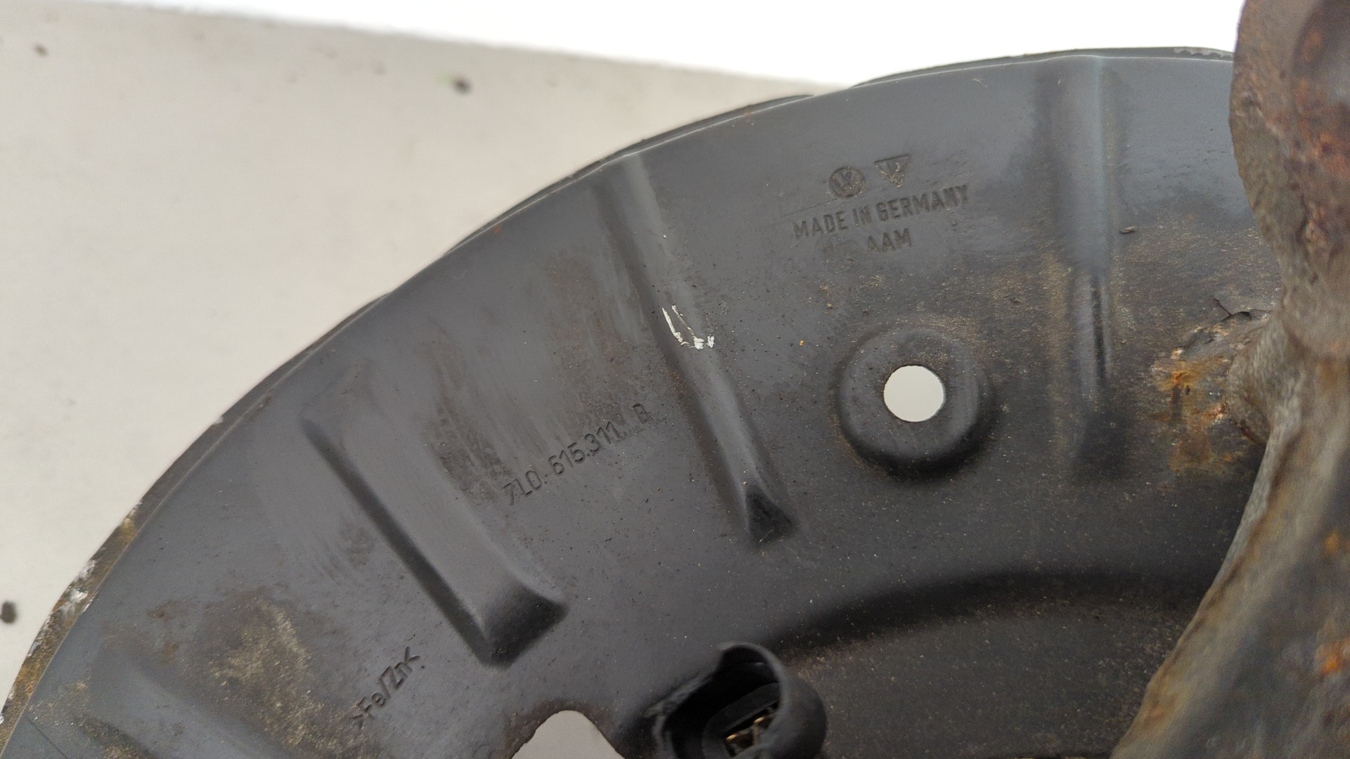 Кулак поворотный передний правый