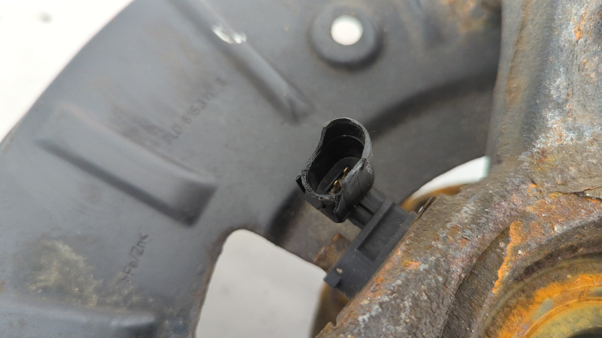 Кулак поворотный передний правый