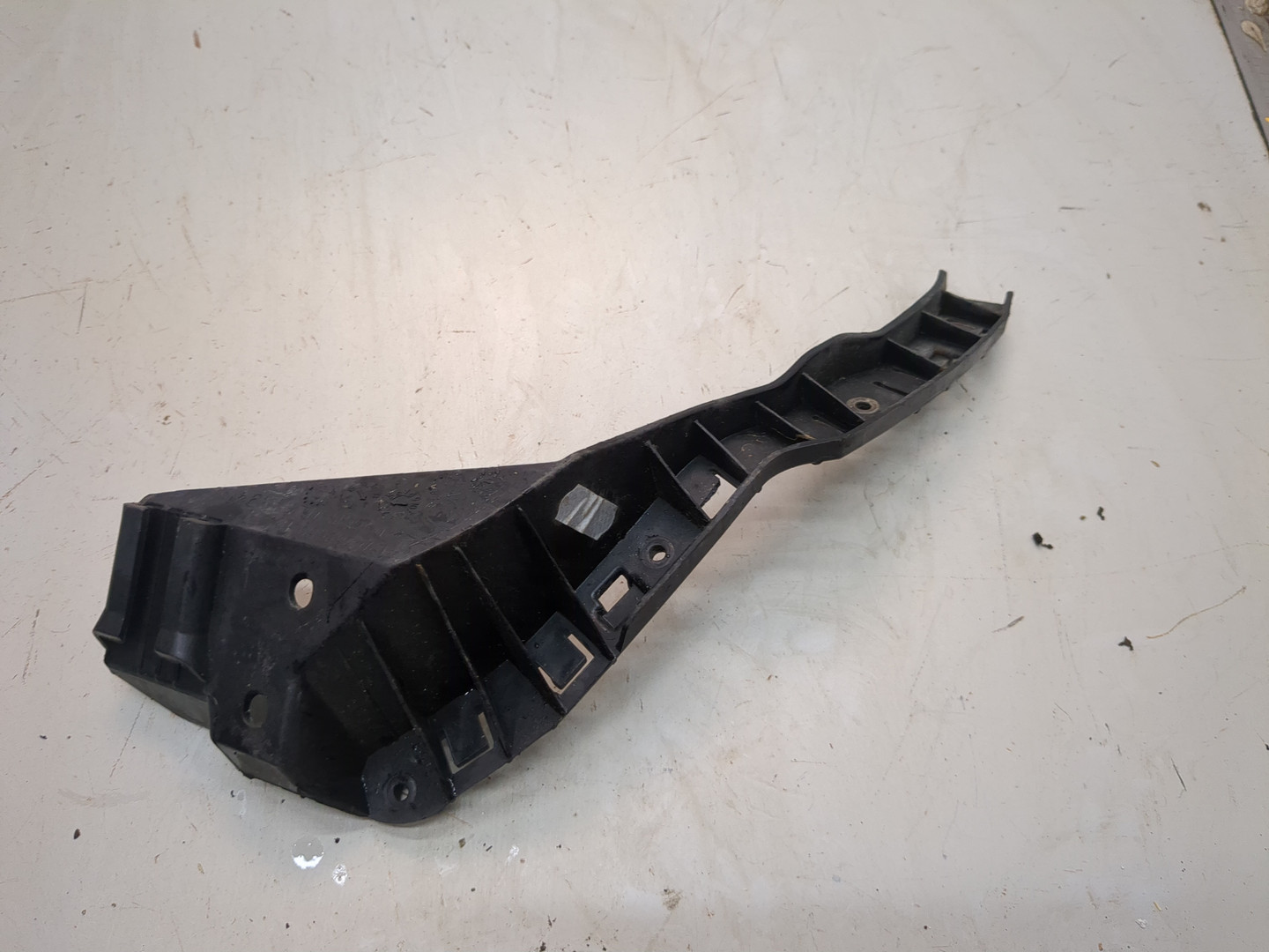 Кронштейн переднего бампера правый