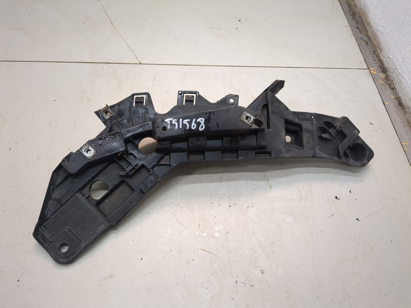 Кронштейн переднего бампера правый