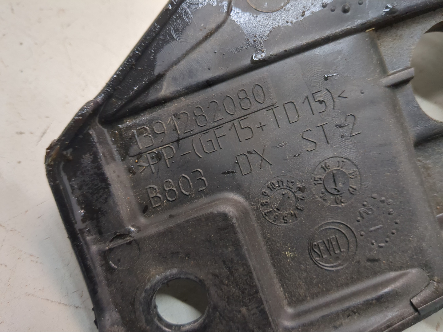 Кронштейн переднего бампера правый