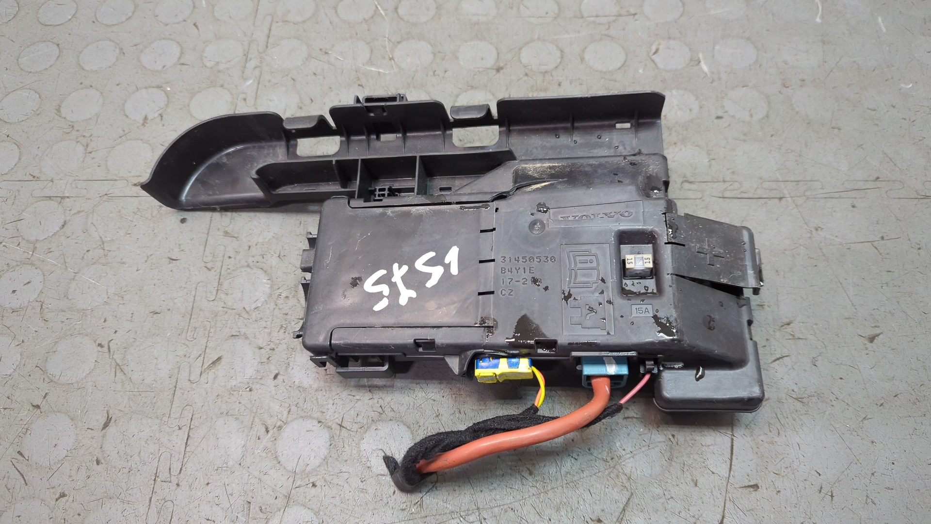 Клемма аккумулятора -