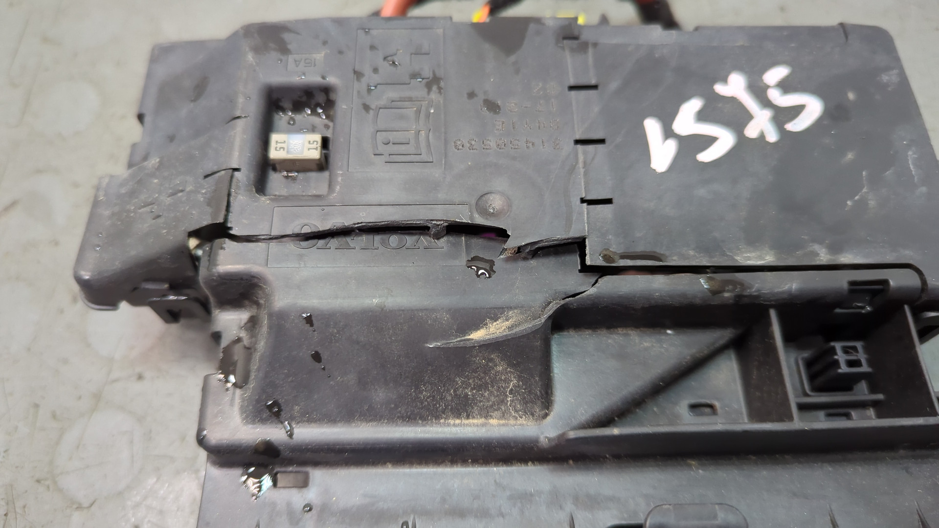 Клемма аккумулятора -