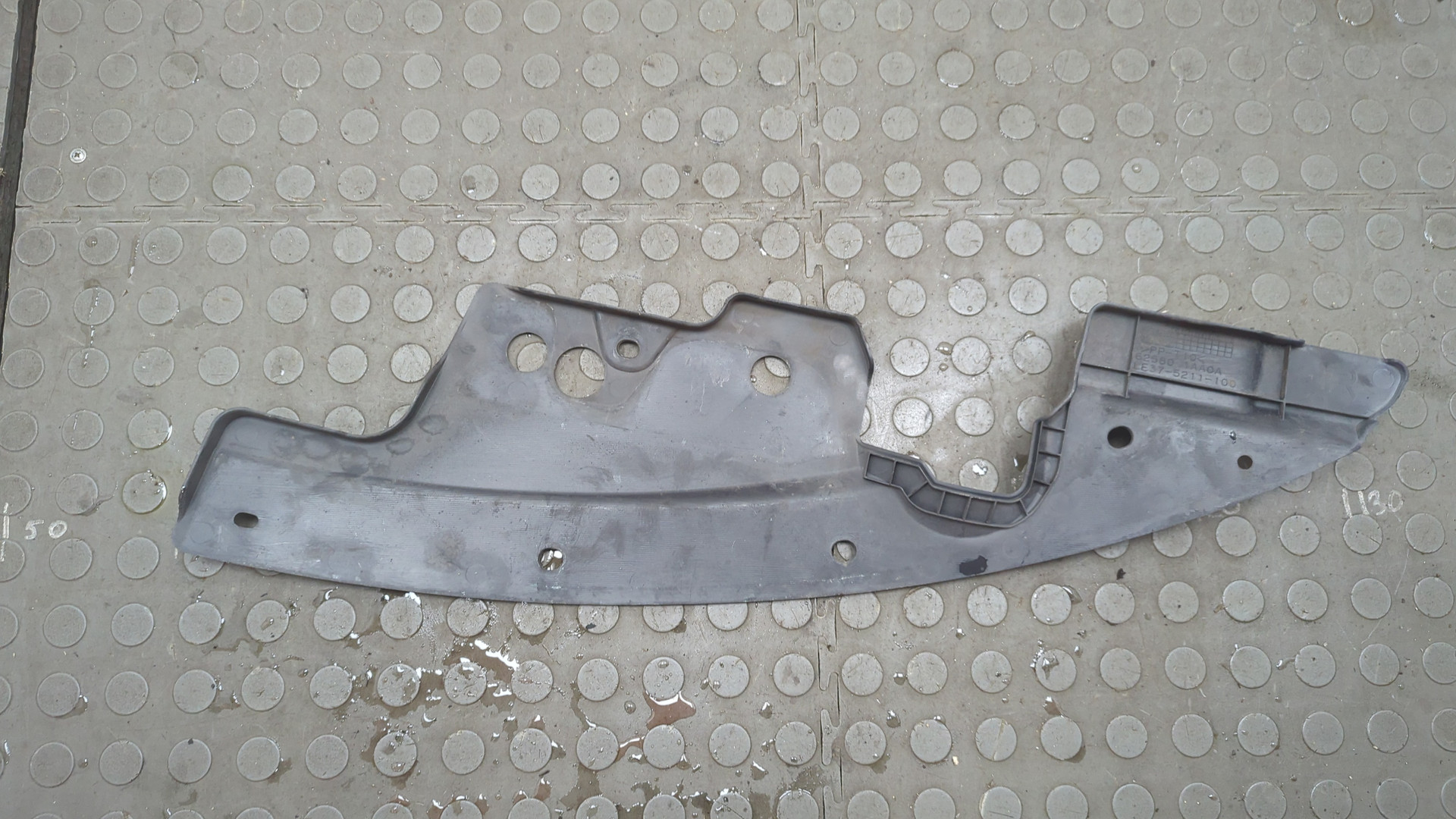 Кожух замка капота