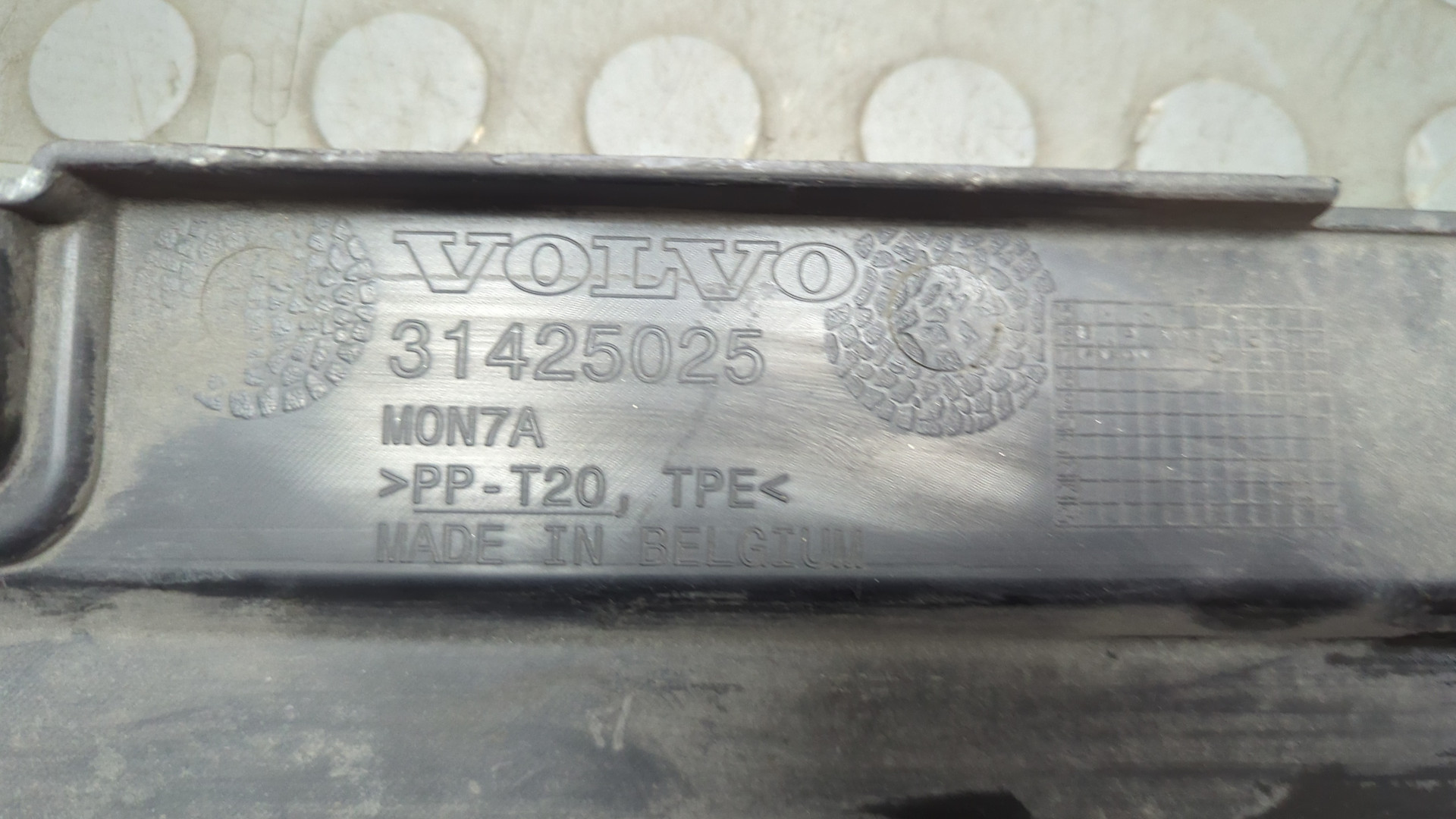 Кожух замка капота