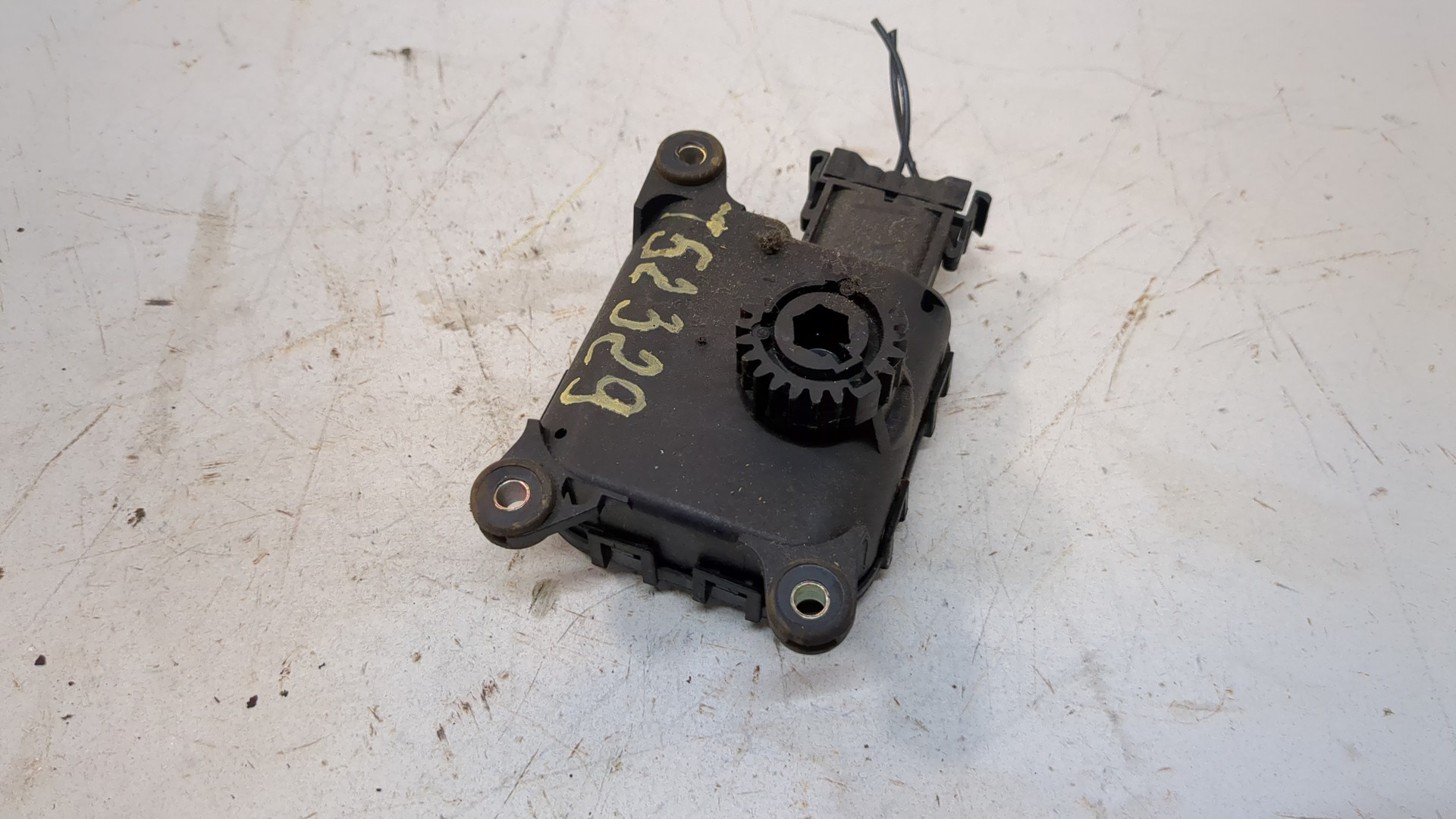 Моторчик заслонки печки