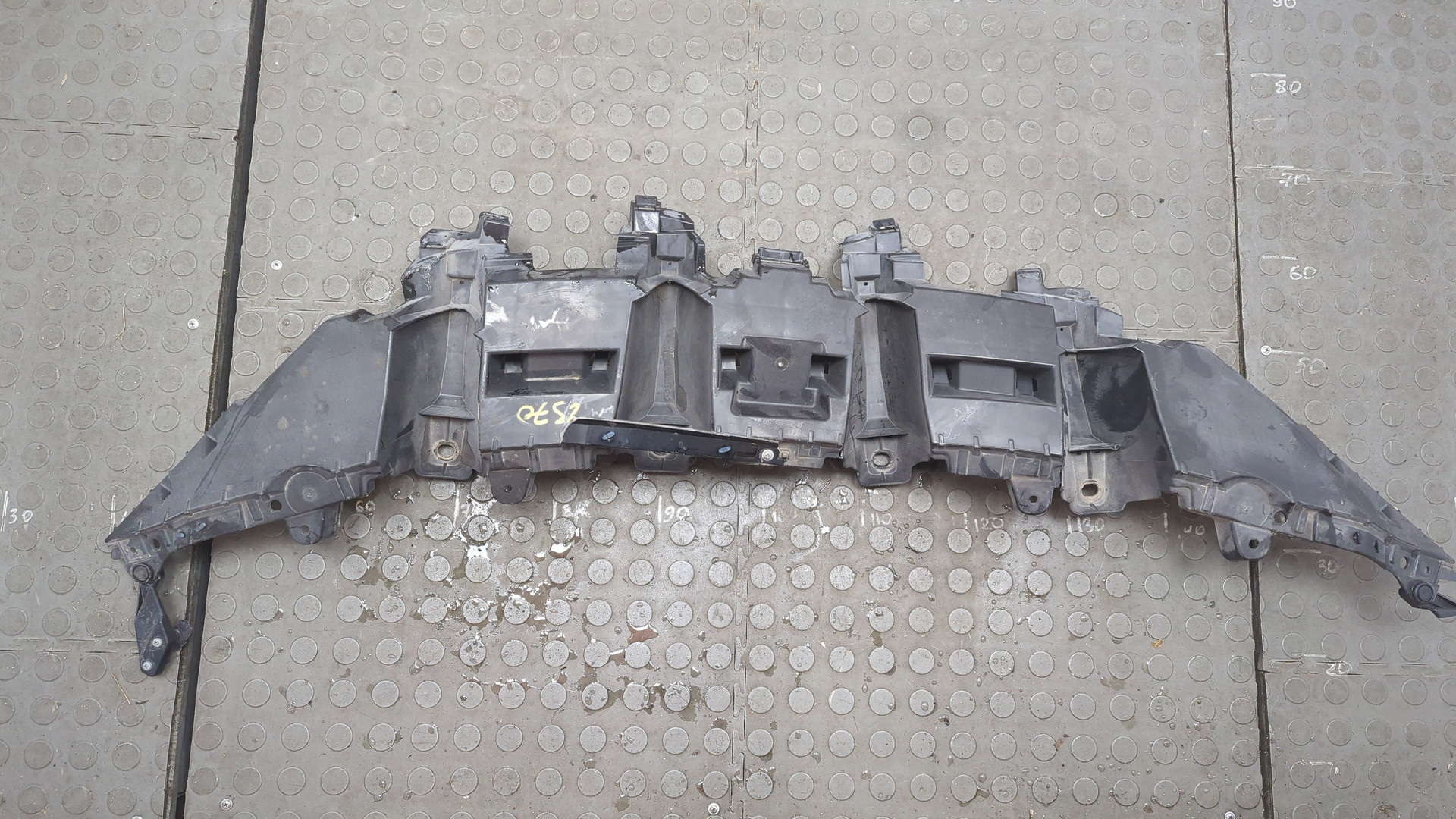 Кронштейн решетки радиатора