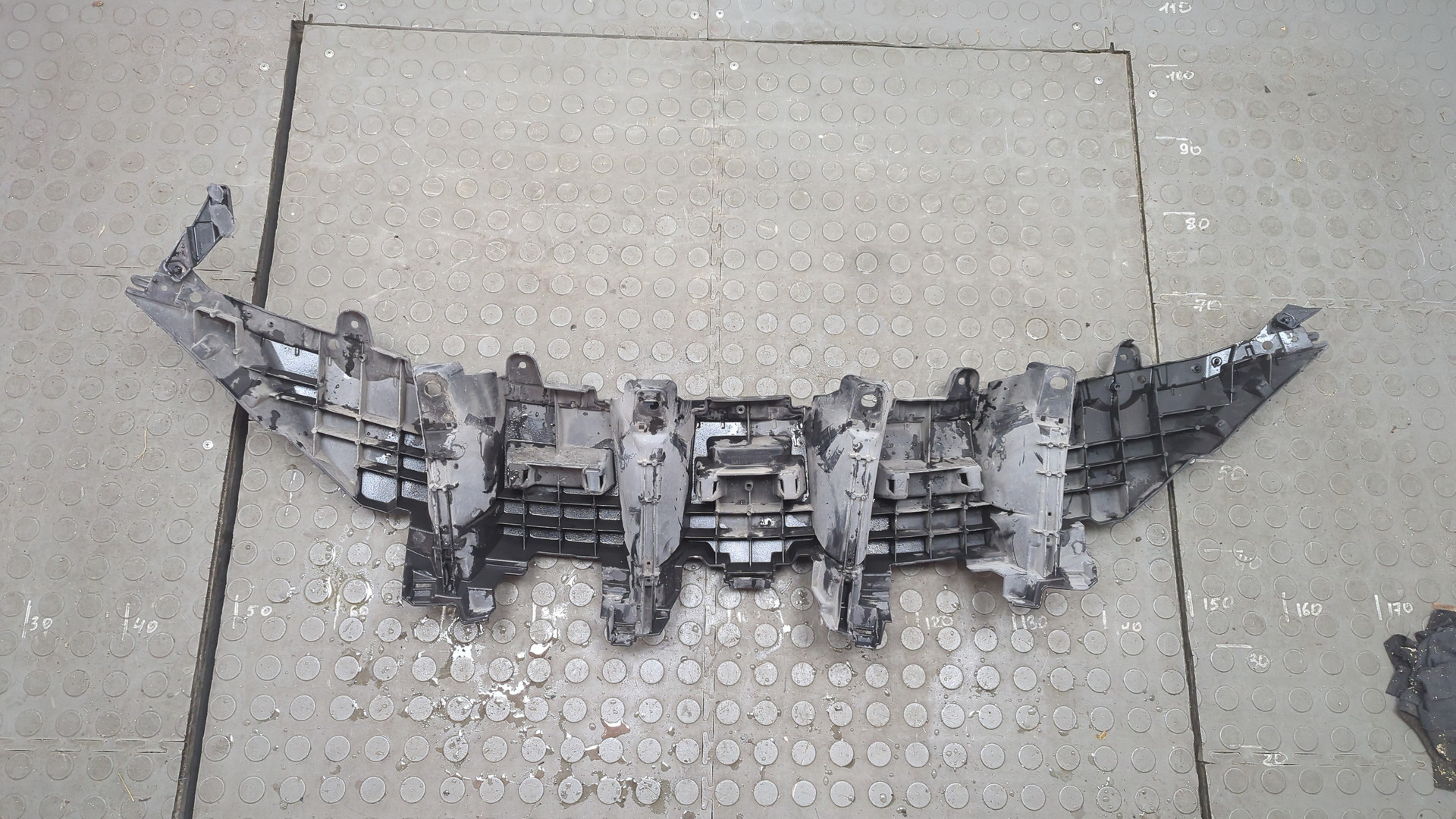 Кронштейн решетки радиатора