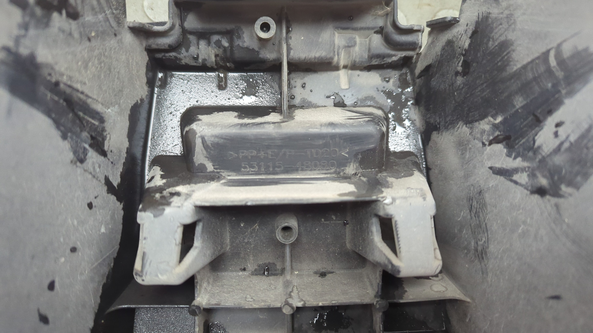 Кронштейн решетки радиатора