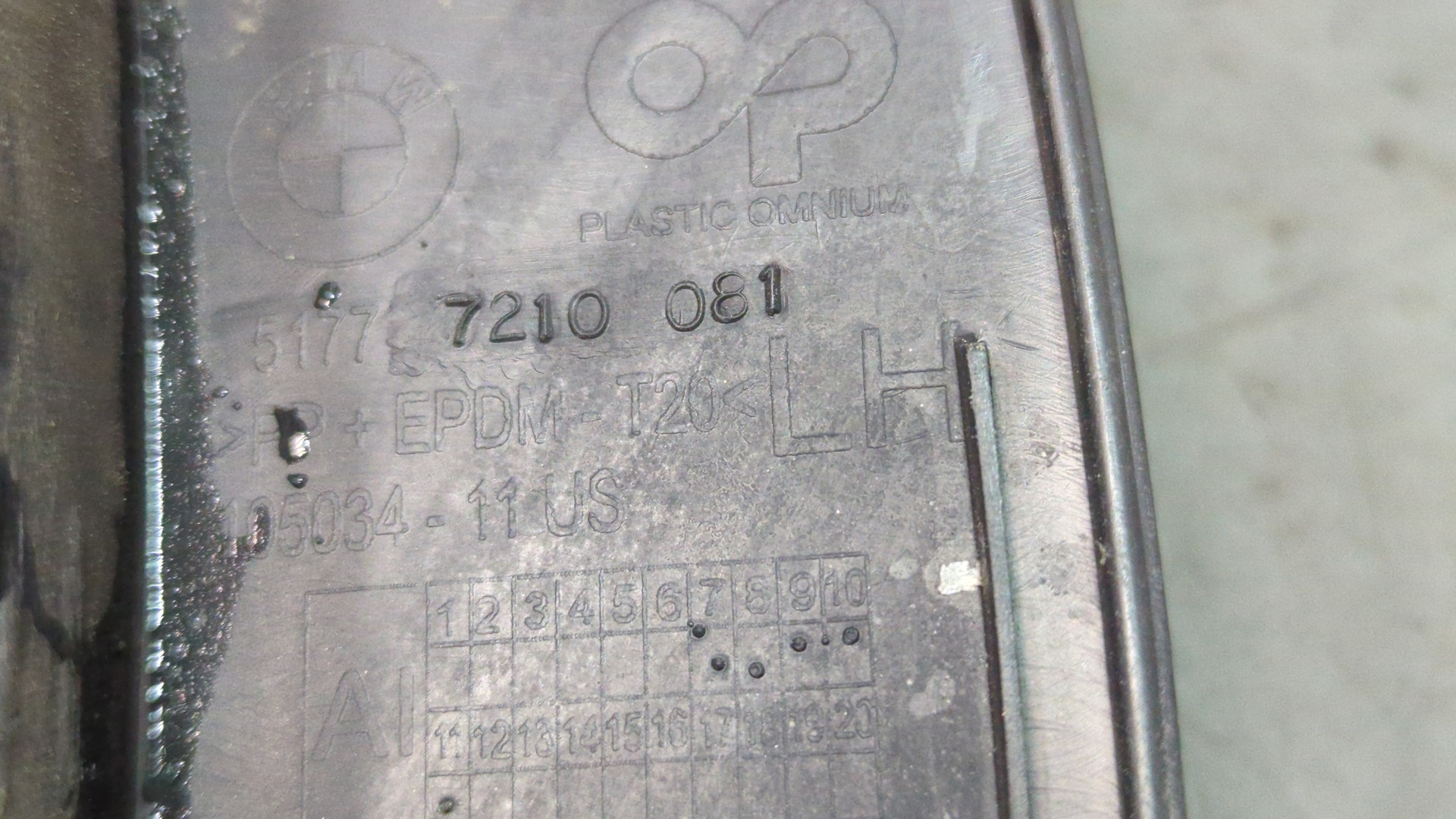 Накладка переднего крыла левого