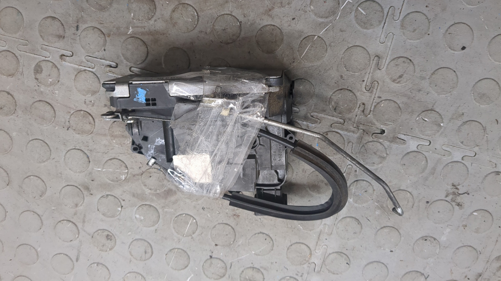 Замок двери передней правой