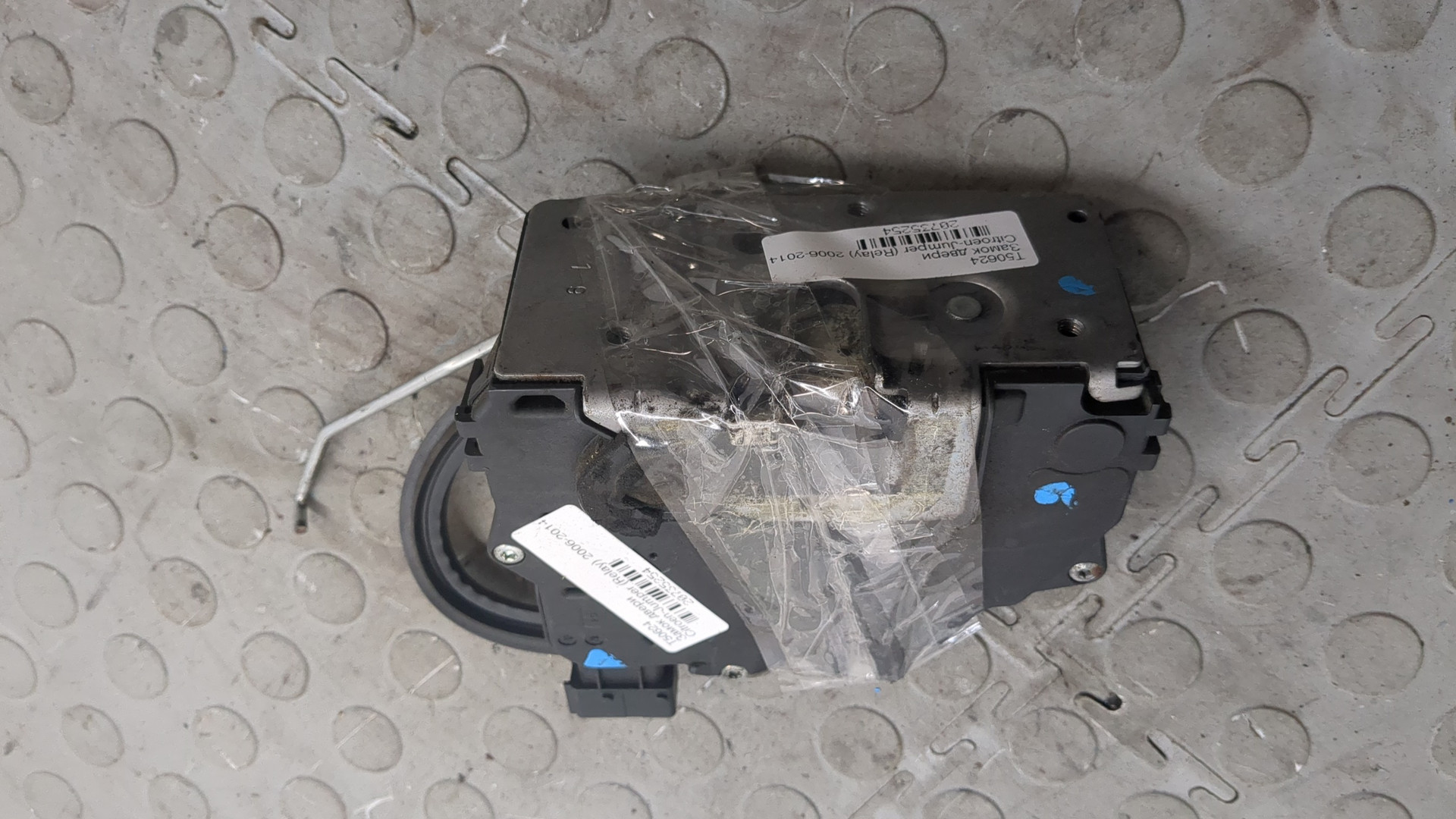 Замок двери передней правой