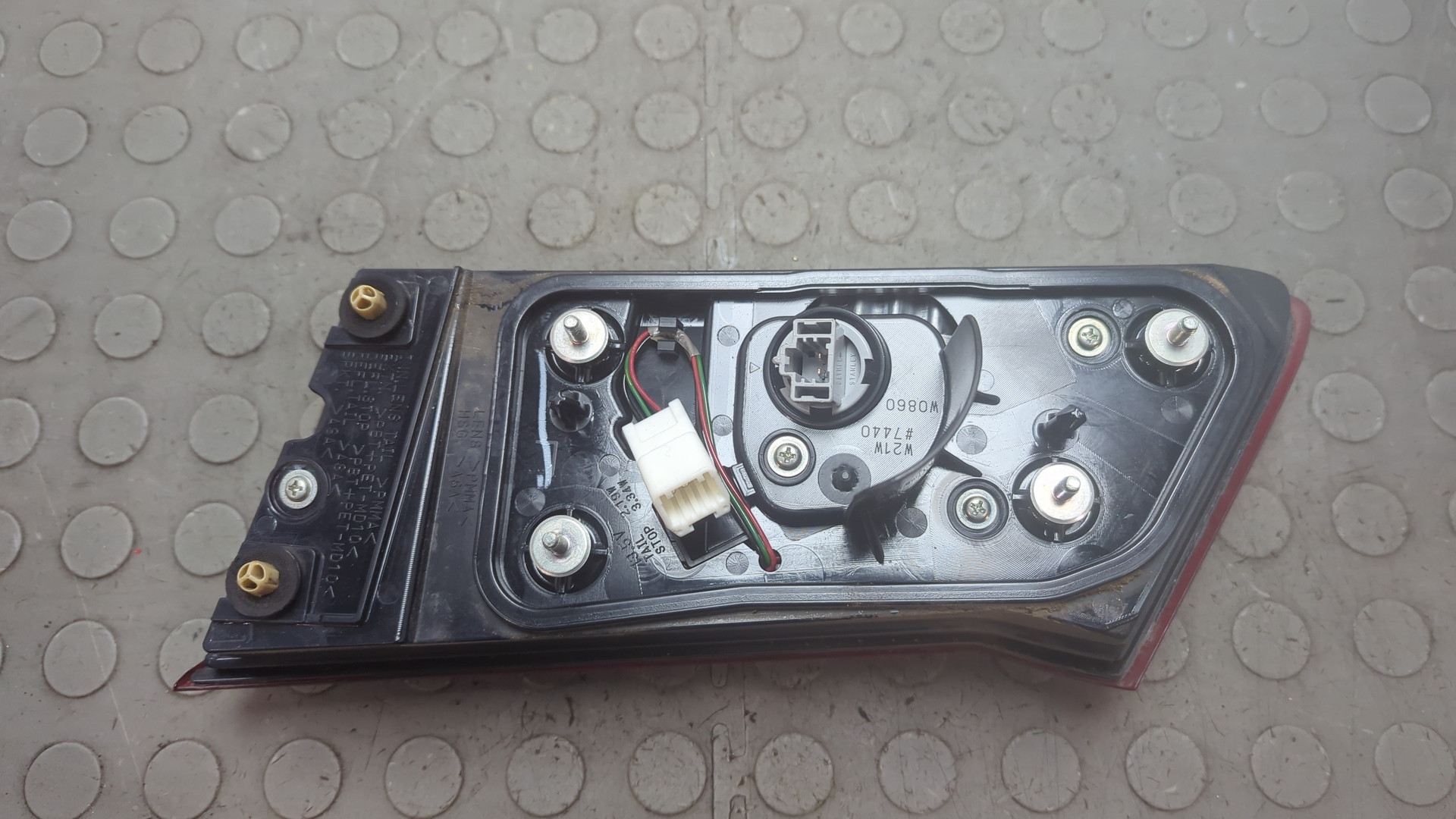 Фонарь задний внутренний левый