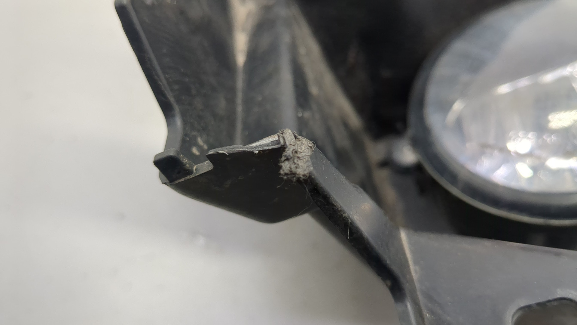 Фара противотуманная левая