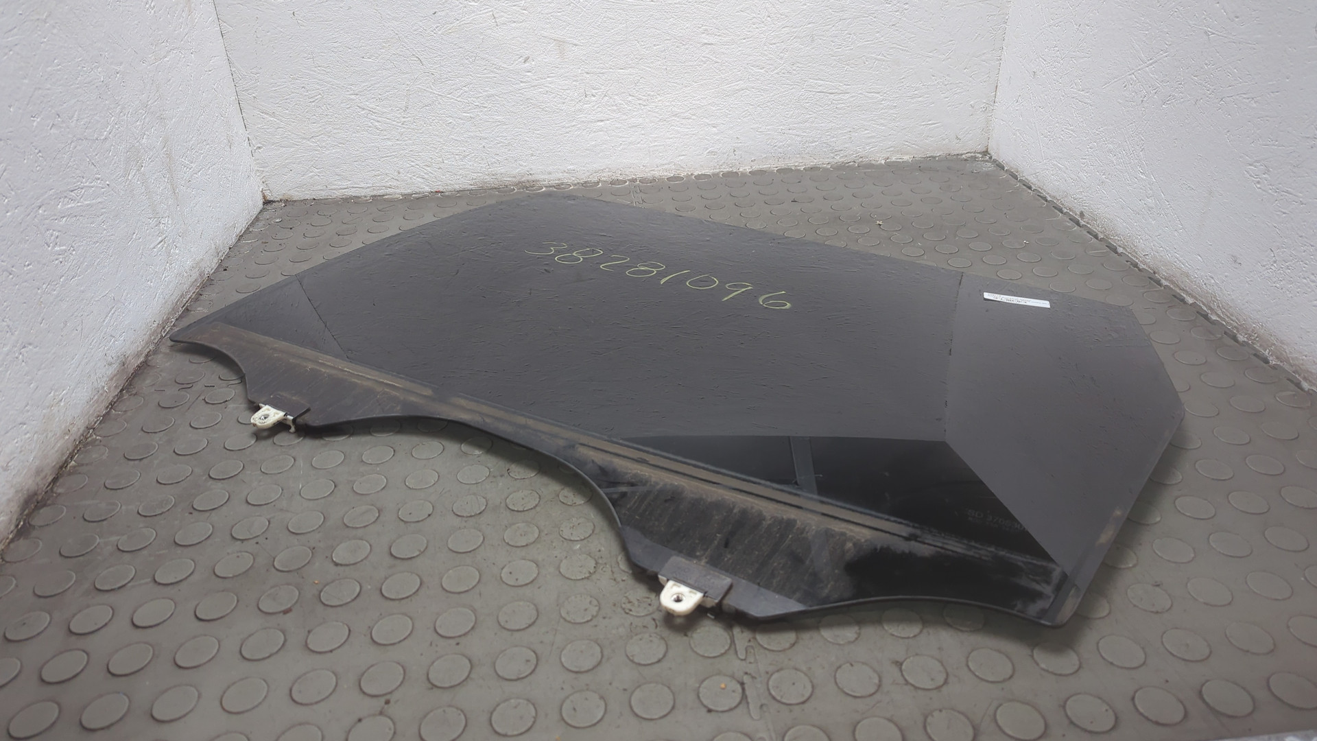 Стекло двери задней левой