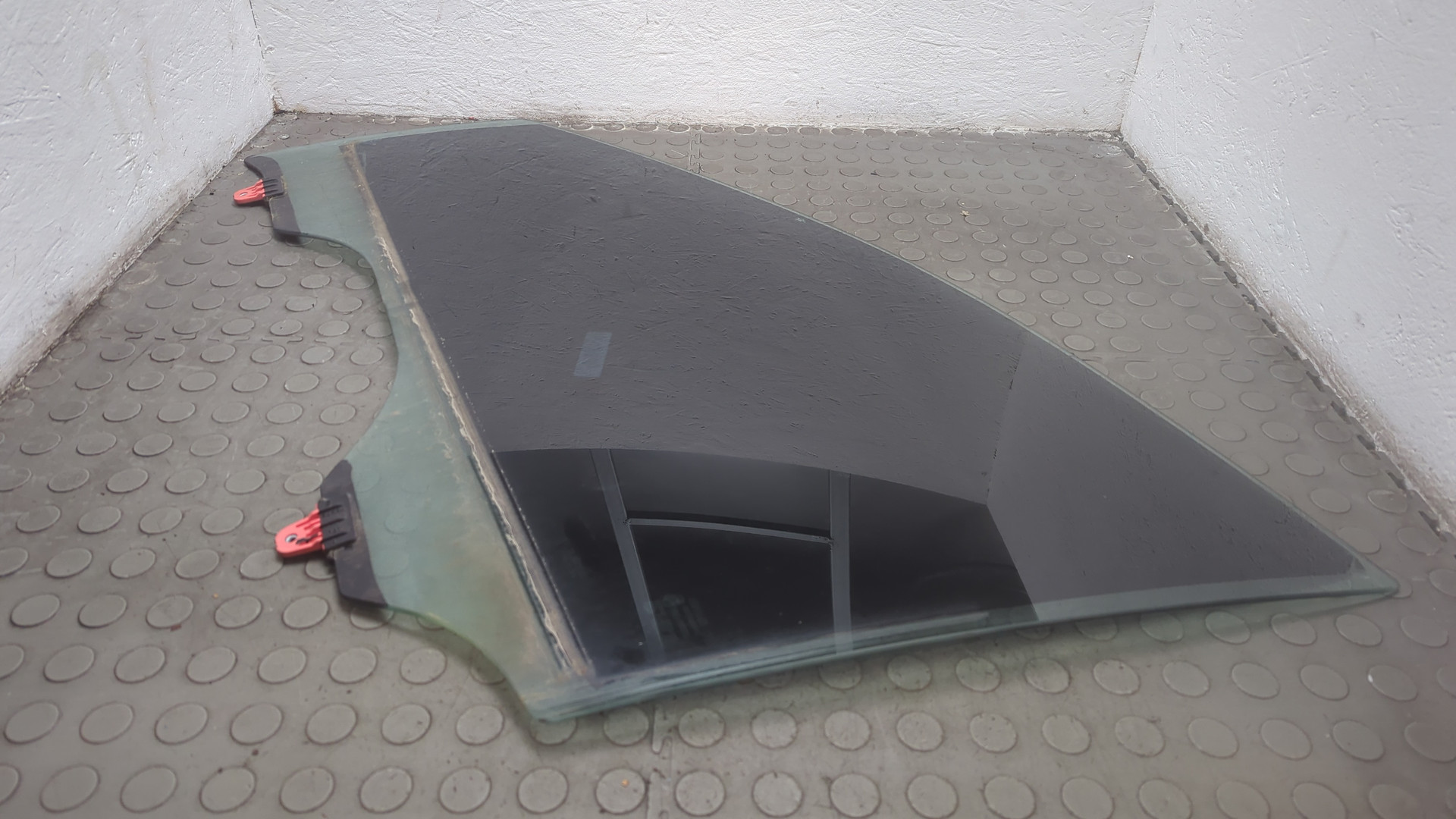 Стекло двери передней левой