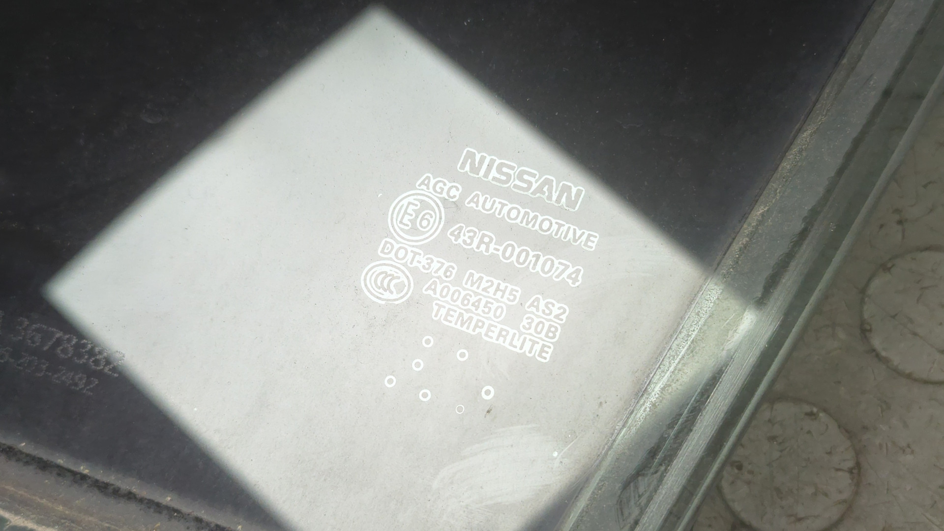 Стекло двери передней левой