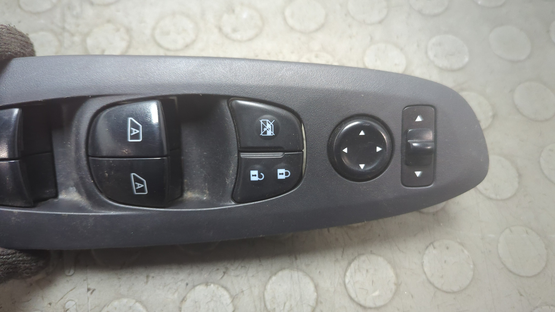 Кнопка стеклоподъемника