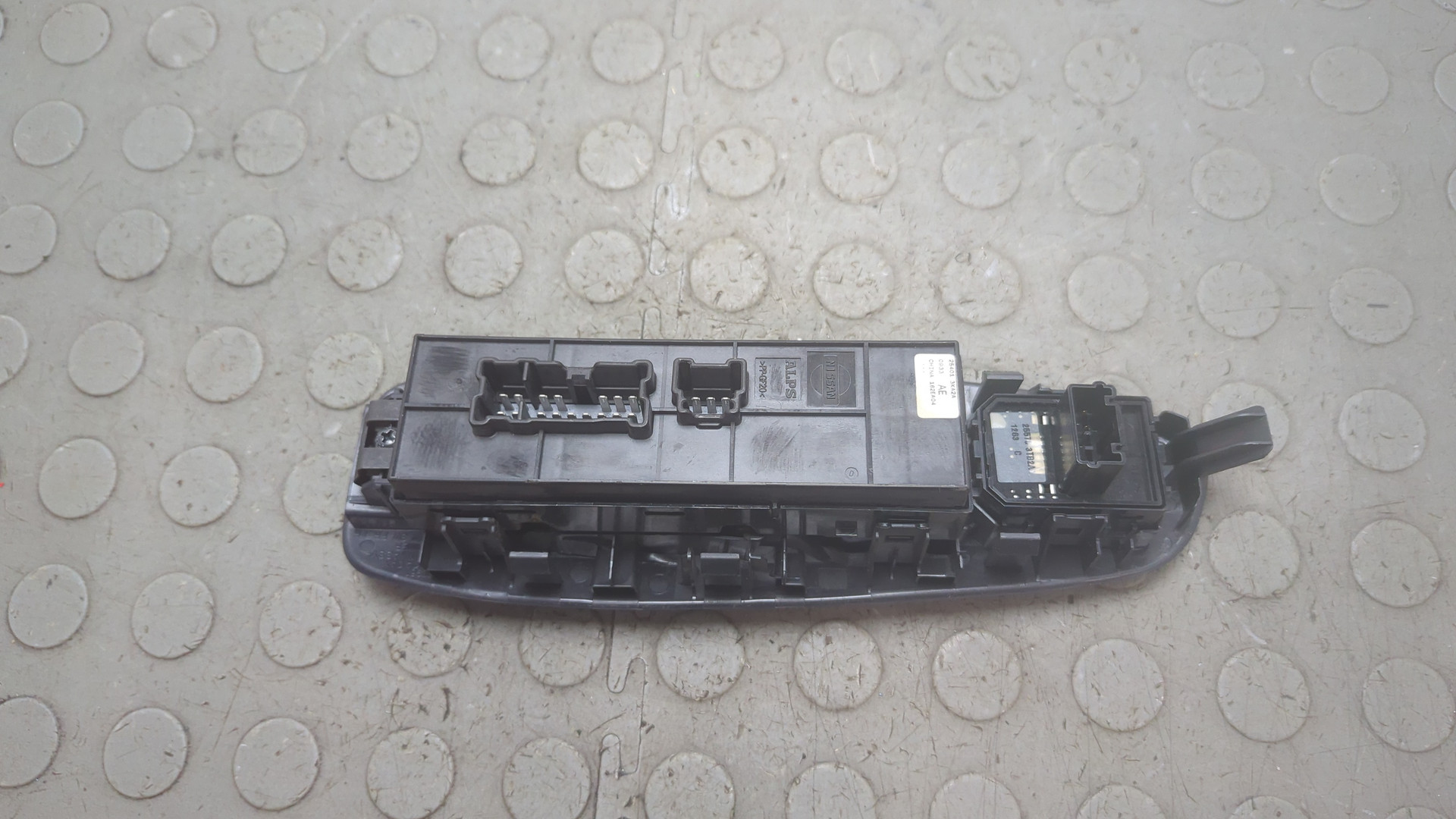 Кнопка стеклоподъемника