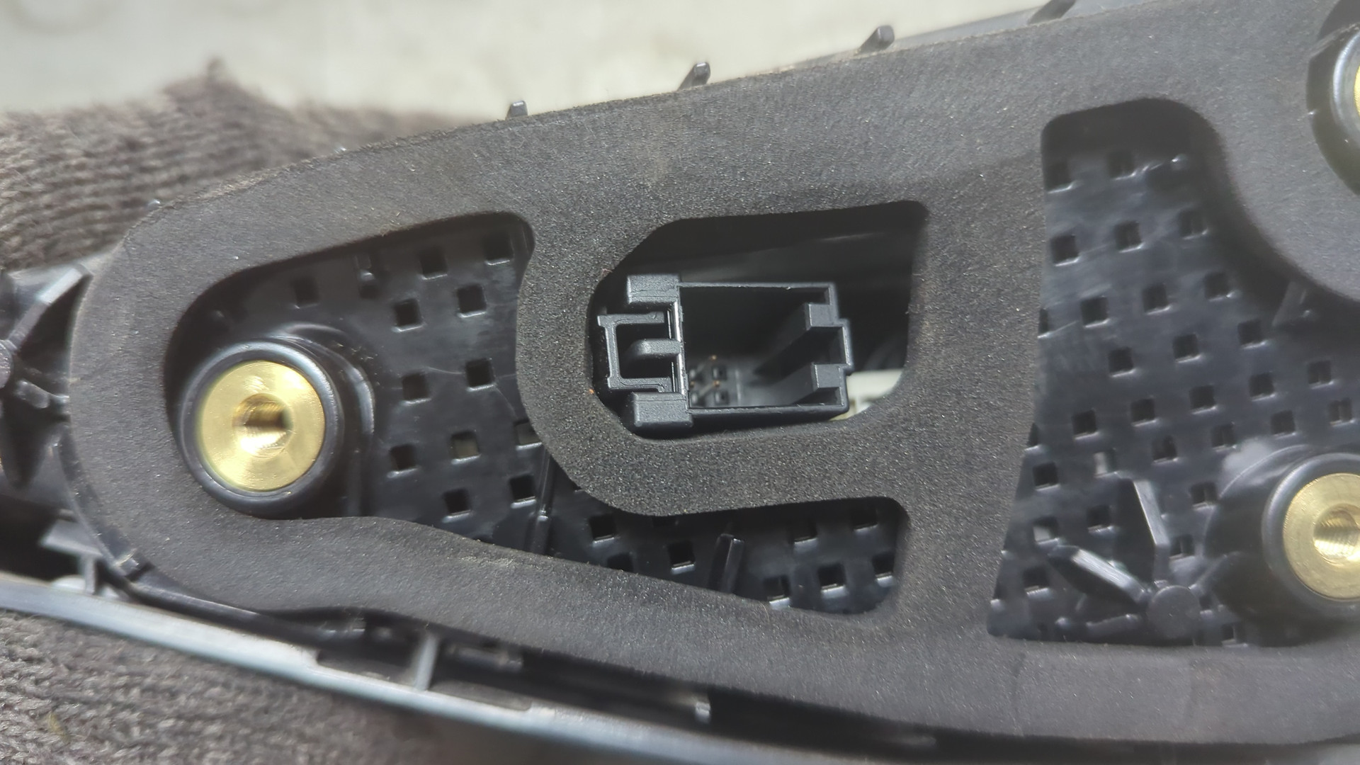 Фонарь задний внутренний левый