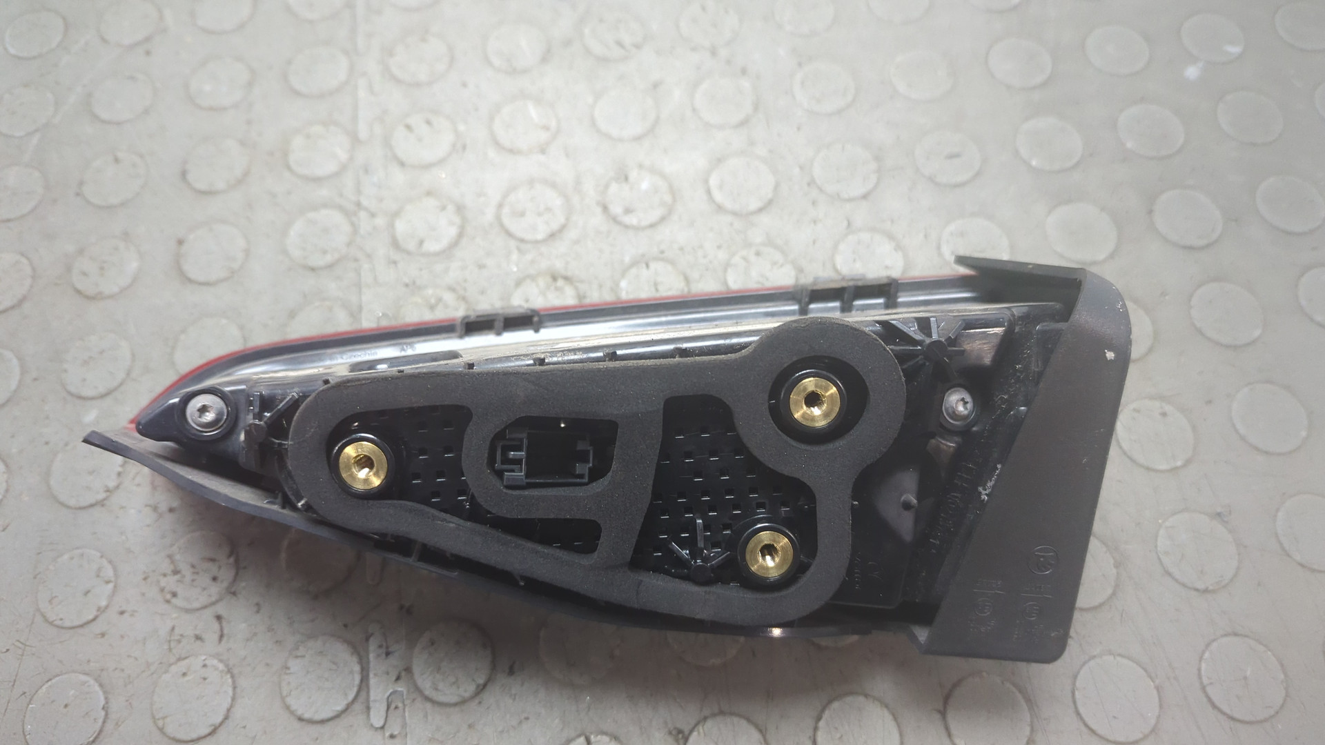 Фонарь задний внутренний левый