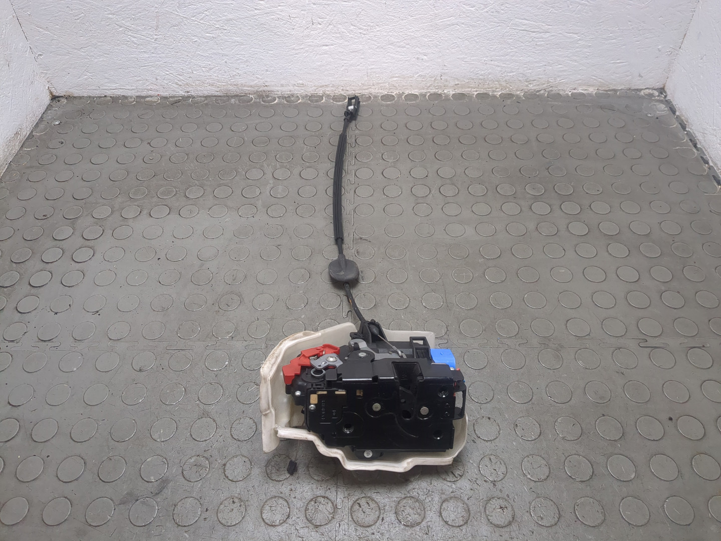 Замок двери передней левой