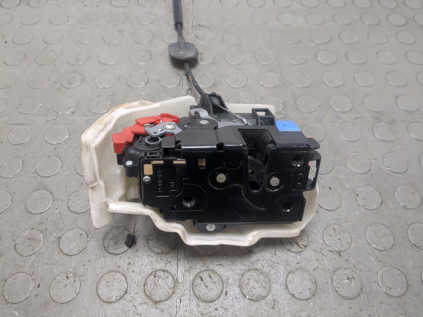 Замок двери передней левой