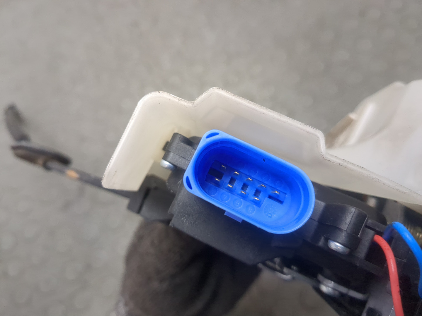 Замок двери передней левой