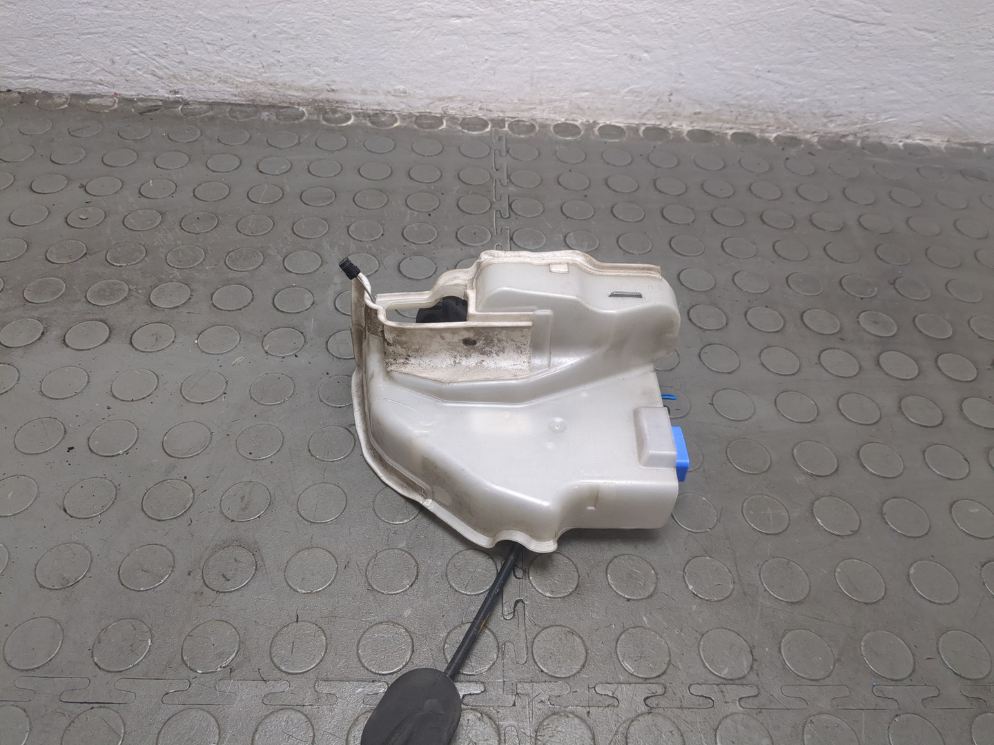 Замок двери передней левой