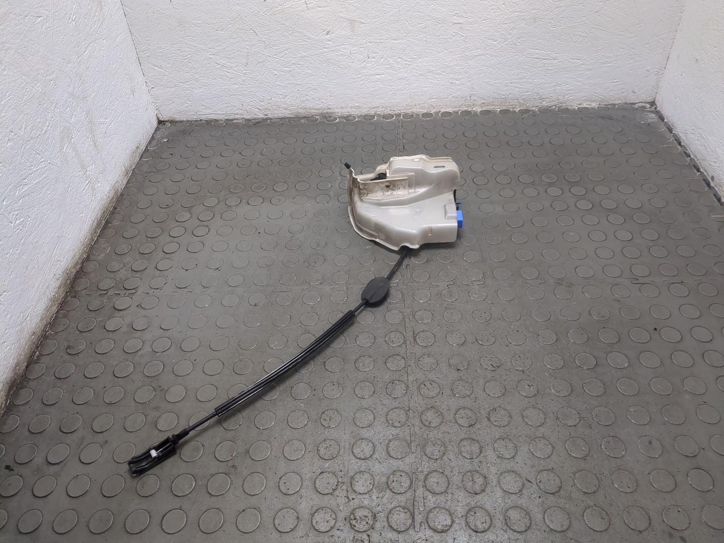 Замок двери передней левой