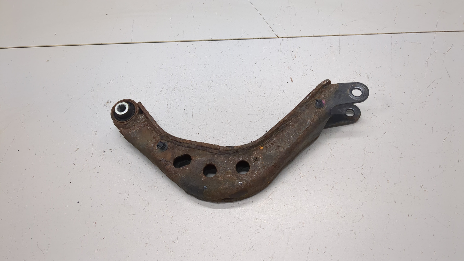 Рычаг задний левый